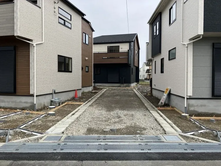 車通りも比較的少なく、落ち着いた雰囲気の前面道路です!	
