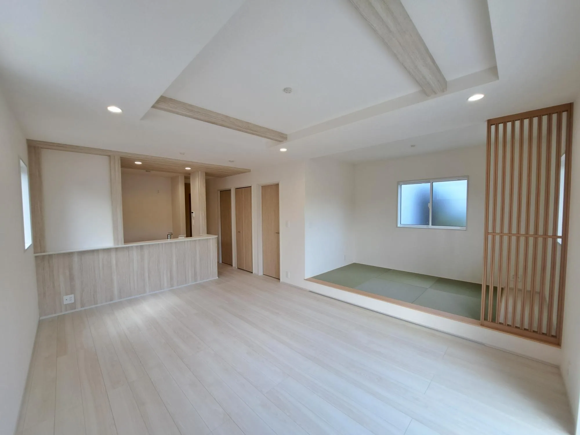 リビングとつながる続き間和室で、開放感のある使いやすい空間です!			
