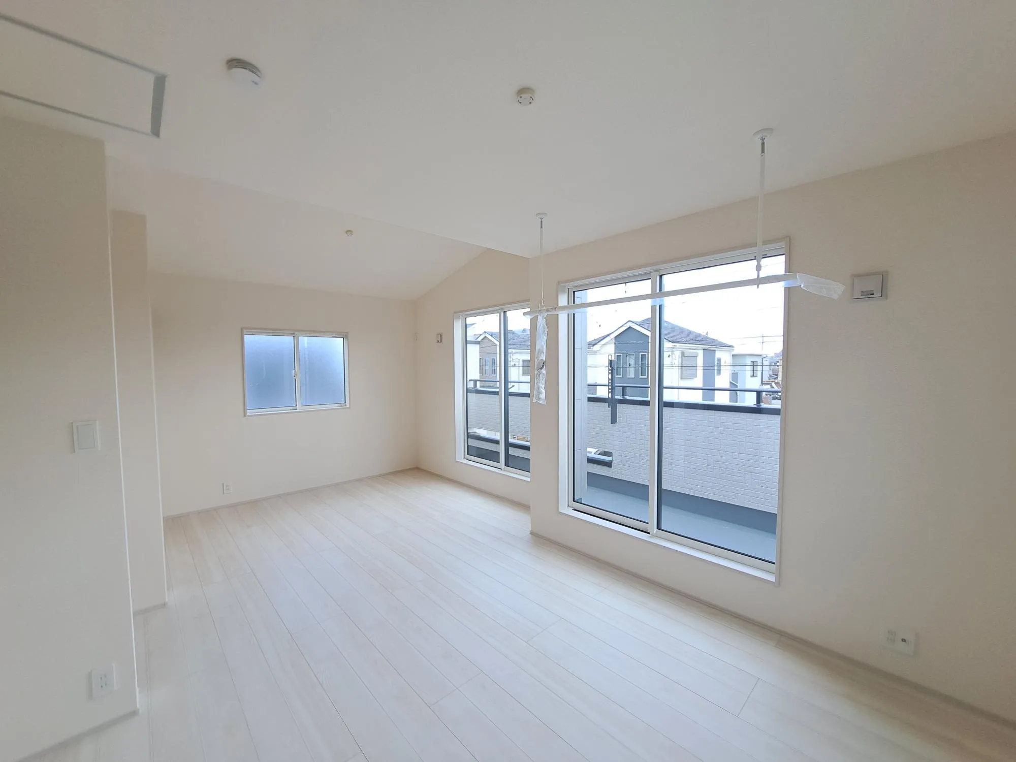 主寝室には窓もたっぷりとつけ、明るいお部屋になりました☆家族の成長に合わせて、分割も出来るようになってます♪(別途工事費用がかかります)		
