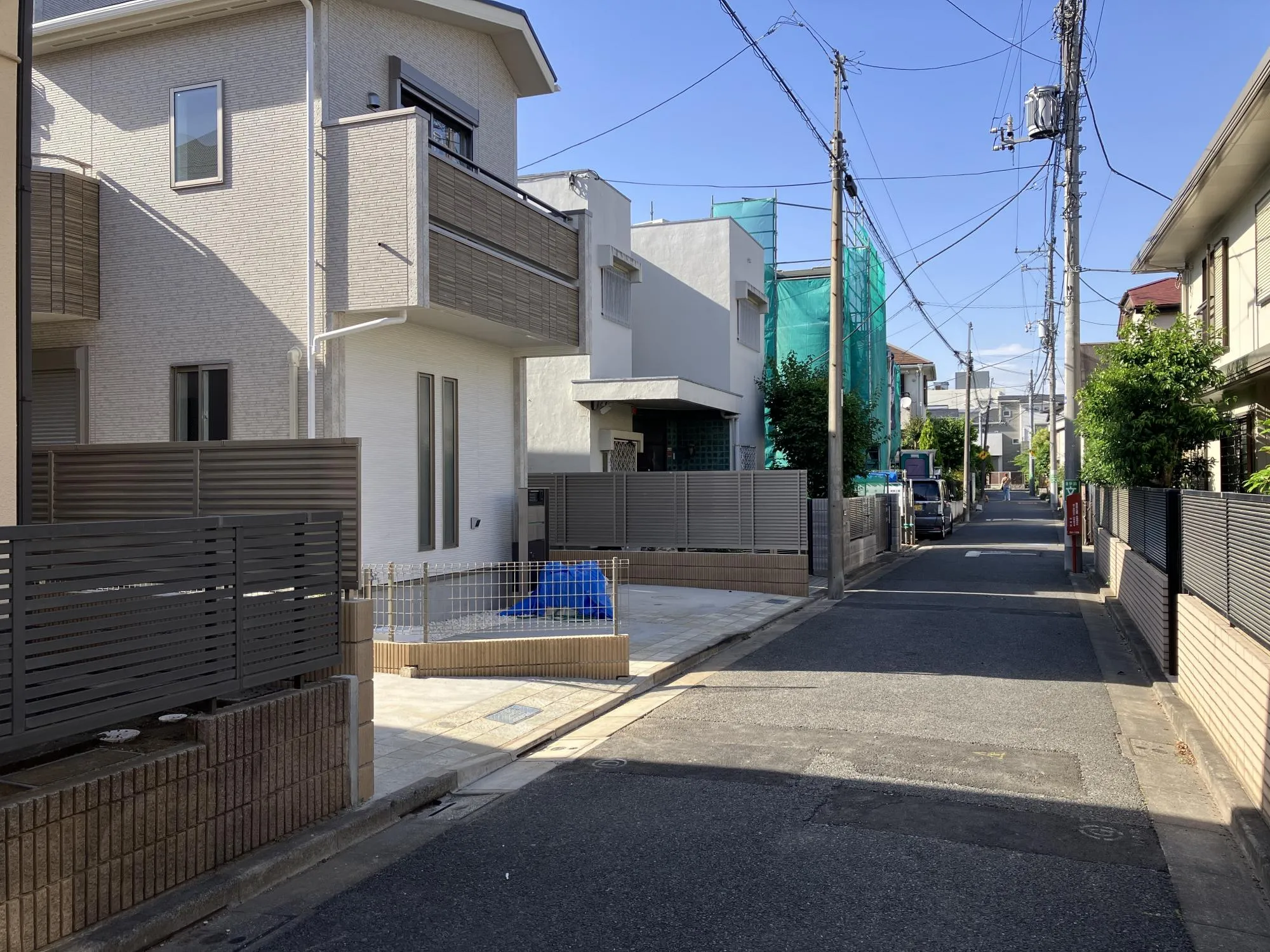 住む人の暮らしを静かに支える存在。派手さではなく、整った美しさと安定感で、家族の日常を包み込みます。街の一部として自然に溶け込む住まいです