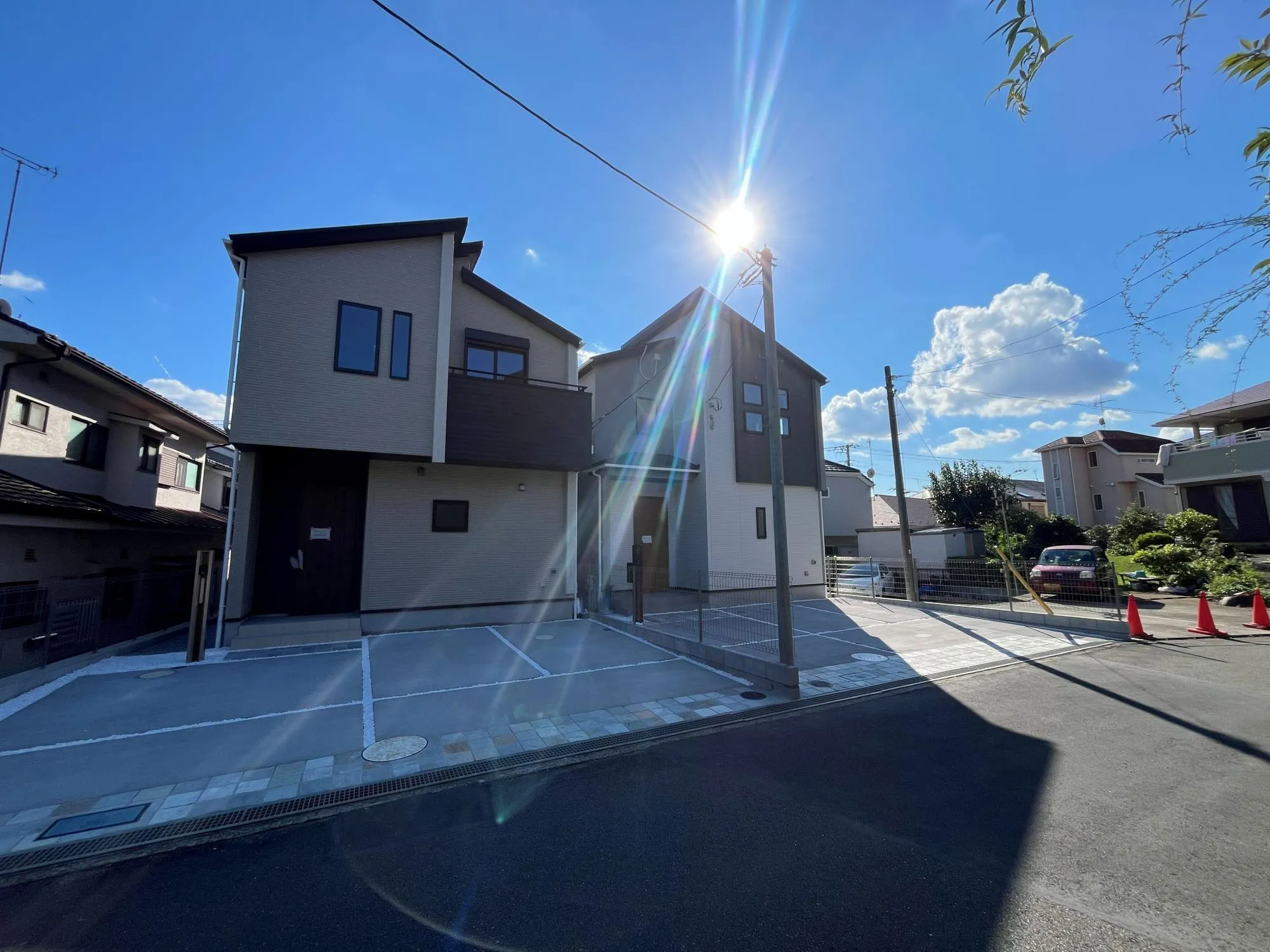 前面道路が広く、駐車もらくらく可能です。
