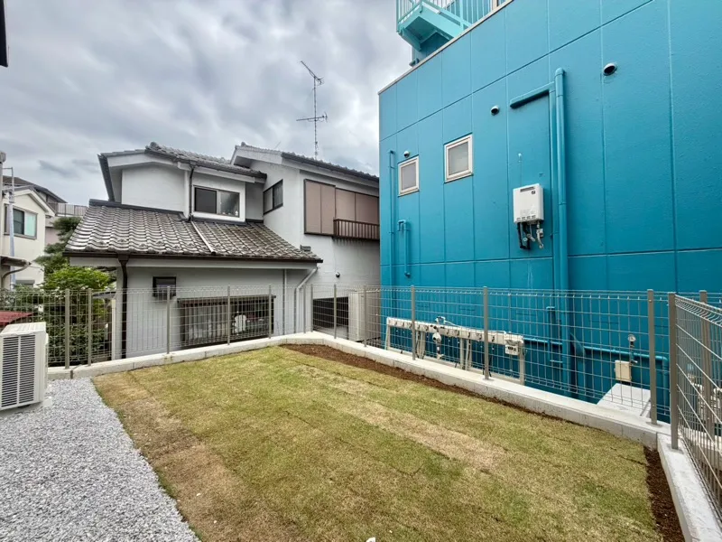 庭は天然芝を採用しております。