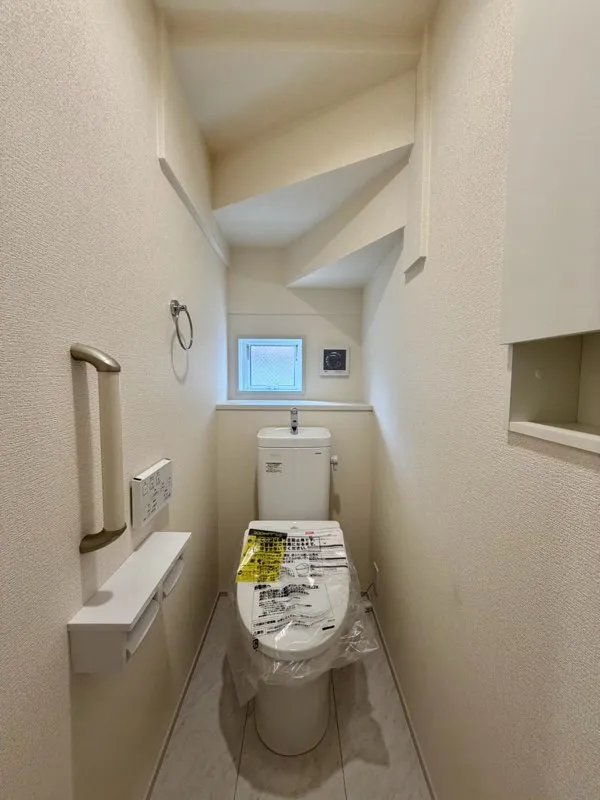 清潔感のあるトイレは、トイレットペーパーなどが収納できる棚が付いております。