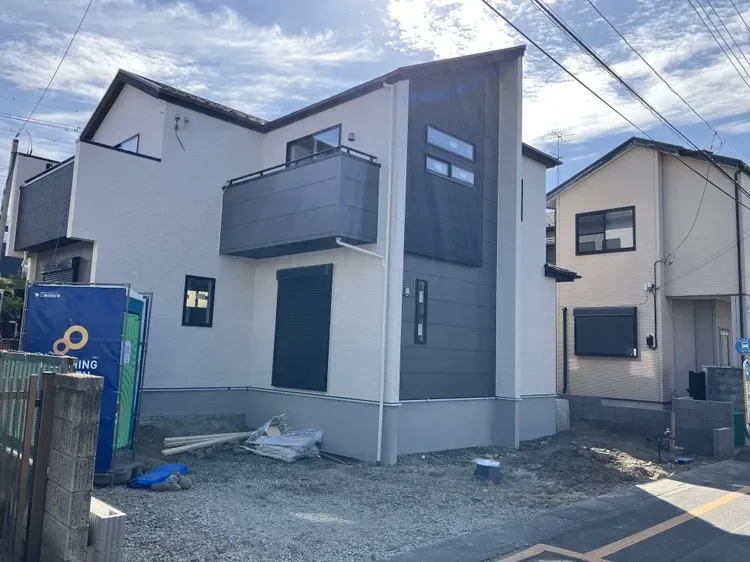 ただいま建築中!完成後はきれいでおしゃれな外観の住まいが誕生予定です☆							
