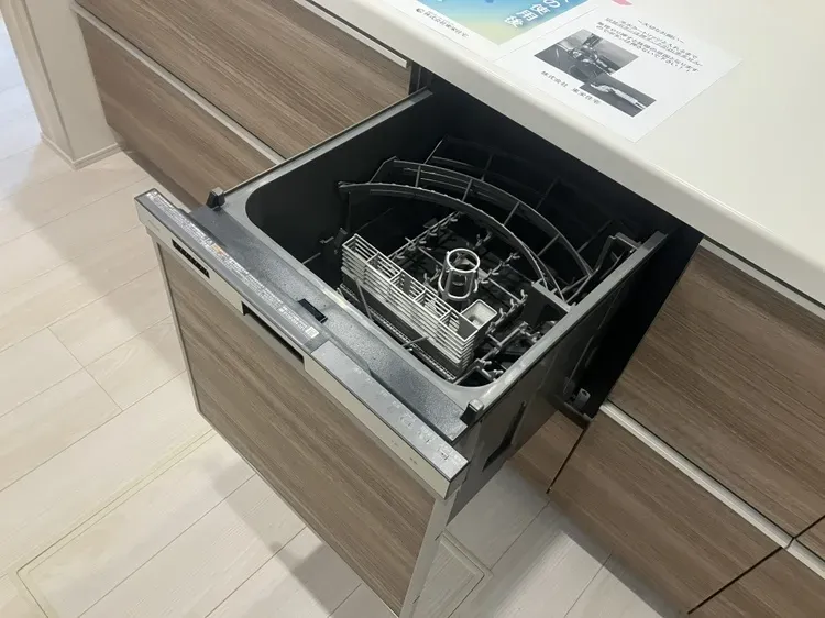 お忙しい奥様に人気のビルトインタイプの食洗器☆忙しい朝や急な来客時にも食器を入れてスイッチをON♪