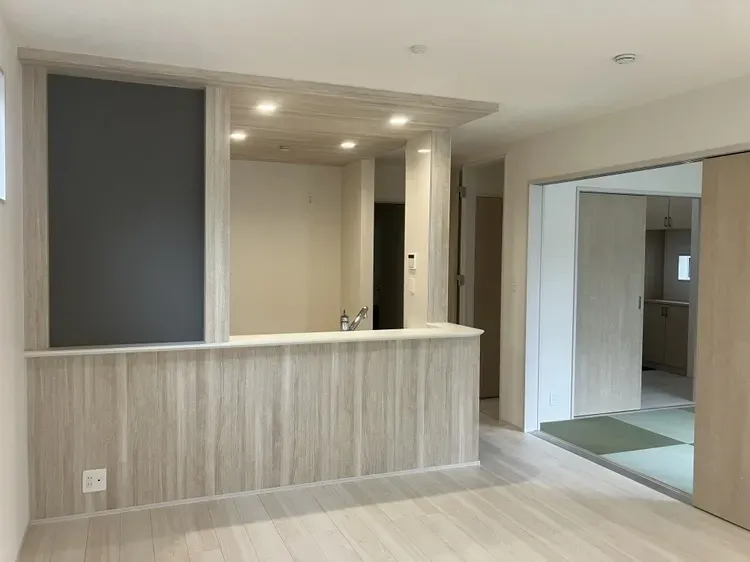 リビングにはアクセントクロスを配置しています☆落ち着いたお部屋の雰囲気をつくり上げています♪