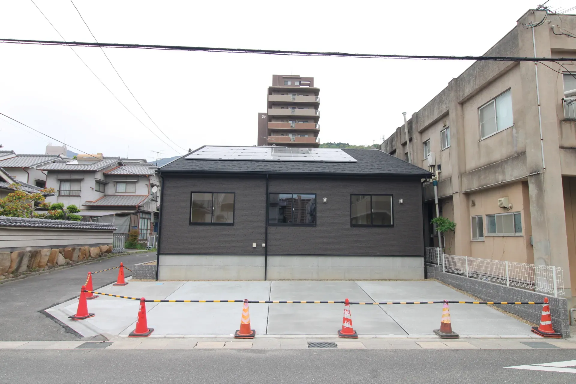 前面道路から見た外観