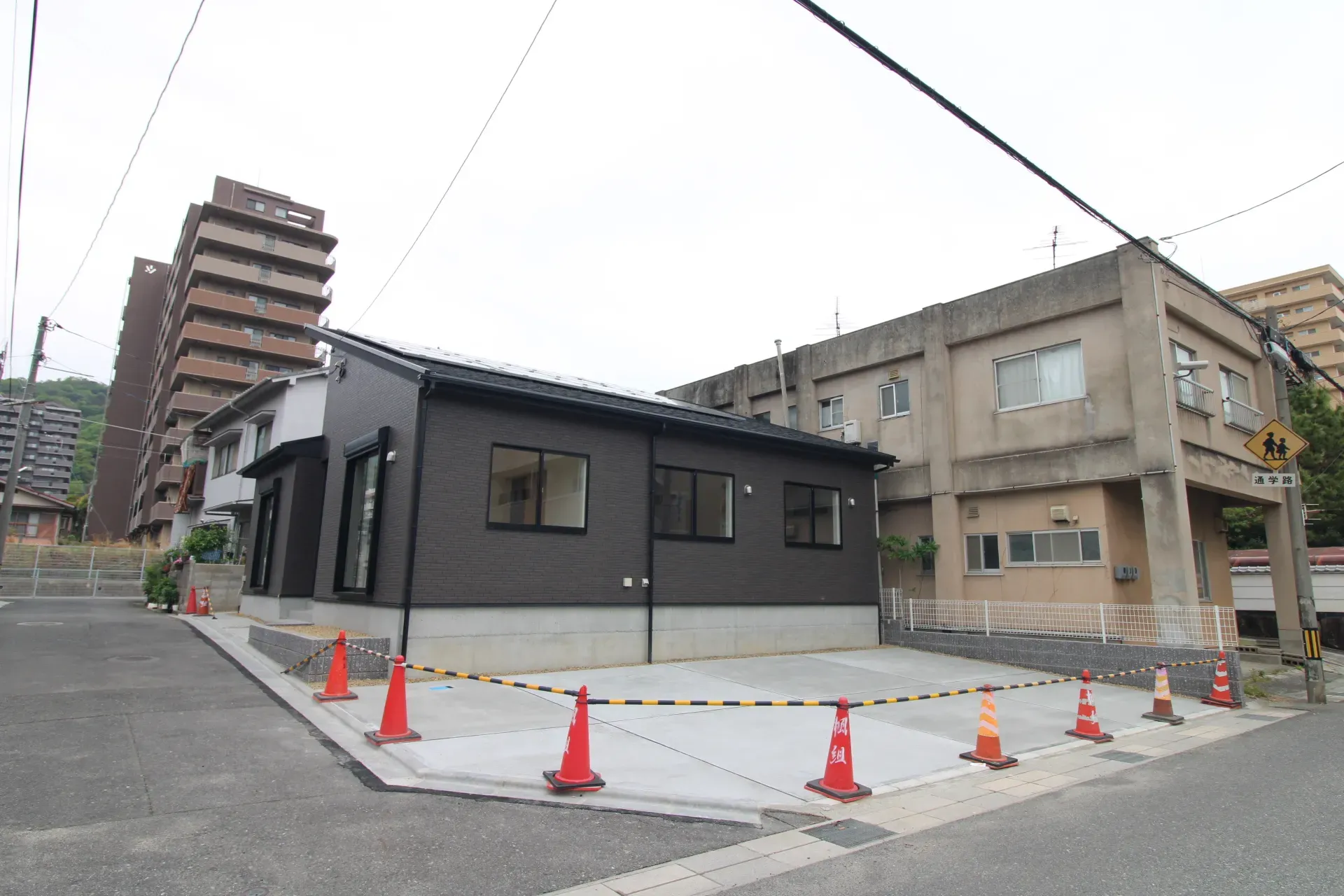 前面道路から見た外観