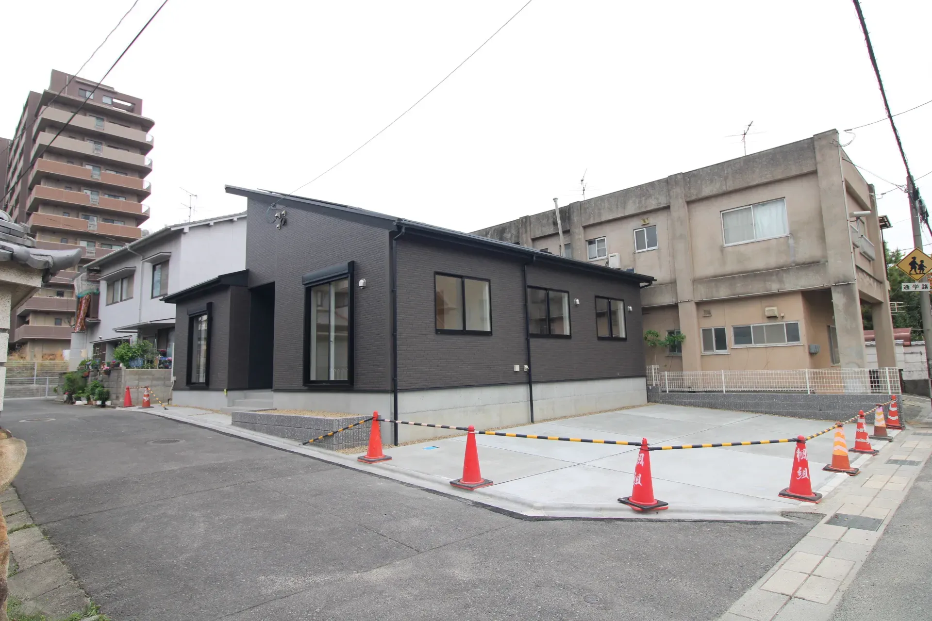 前面道路から見た外観