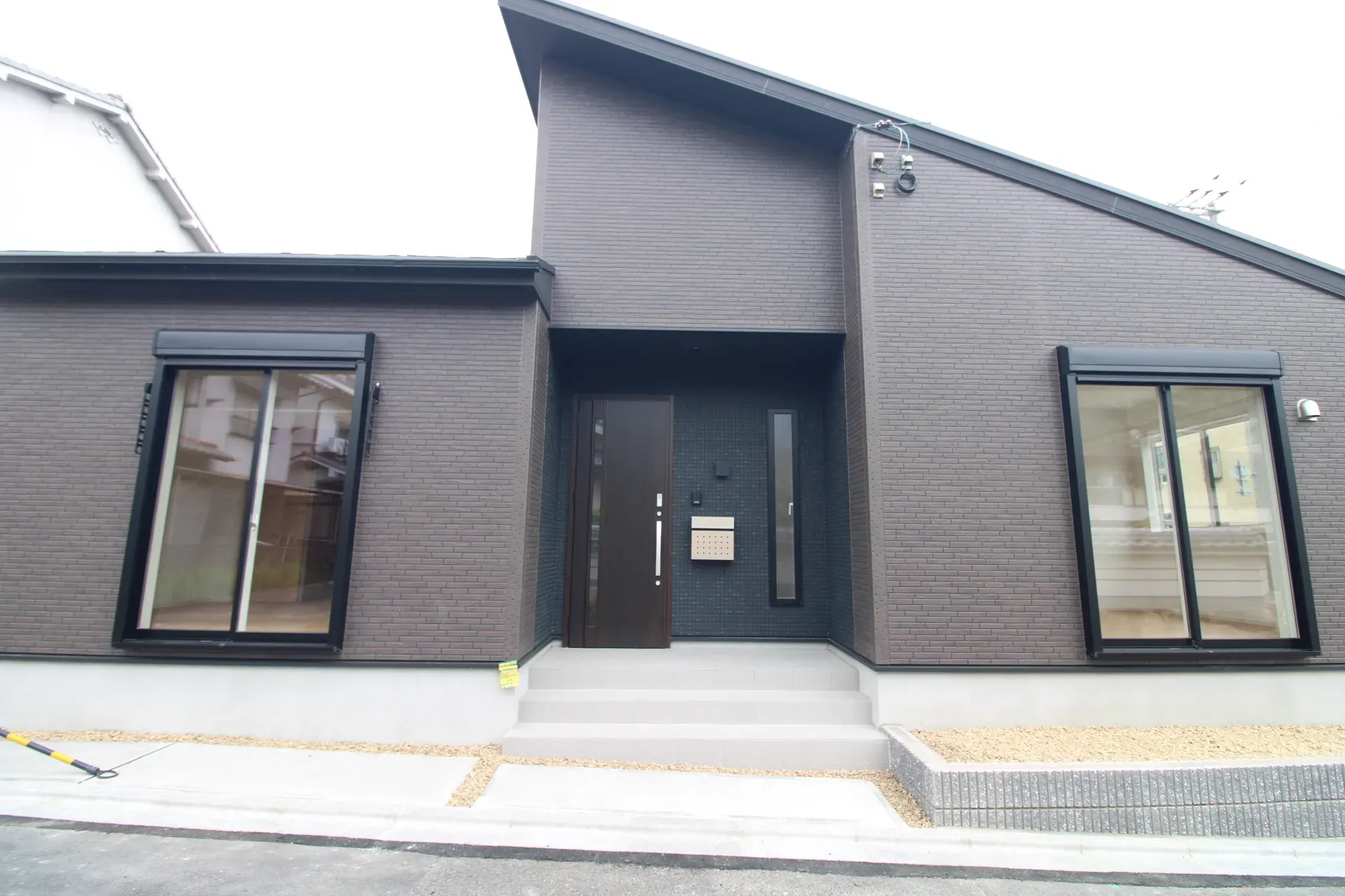 前面道路から見た外観