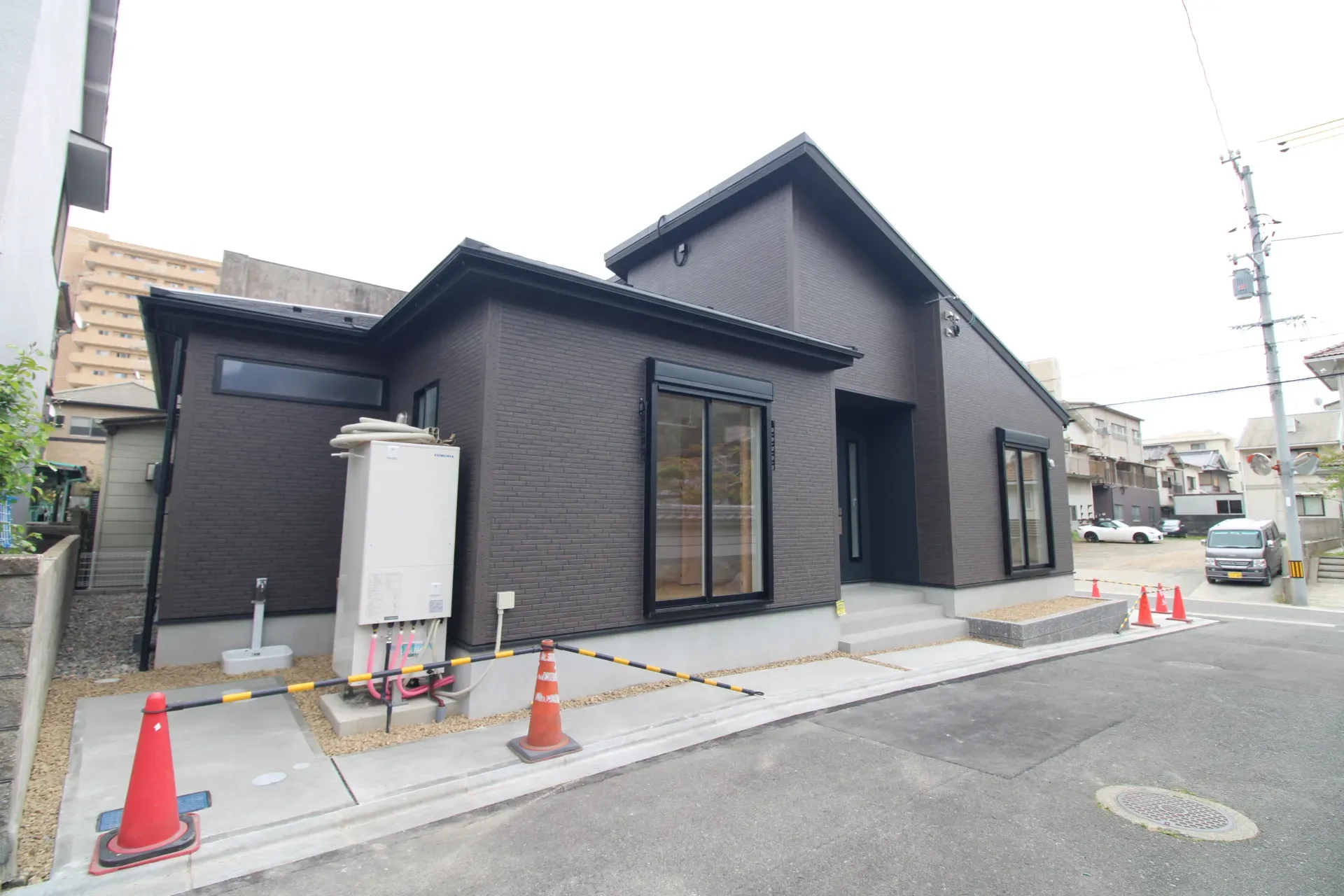 前面道路から見た外観