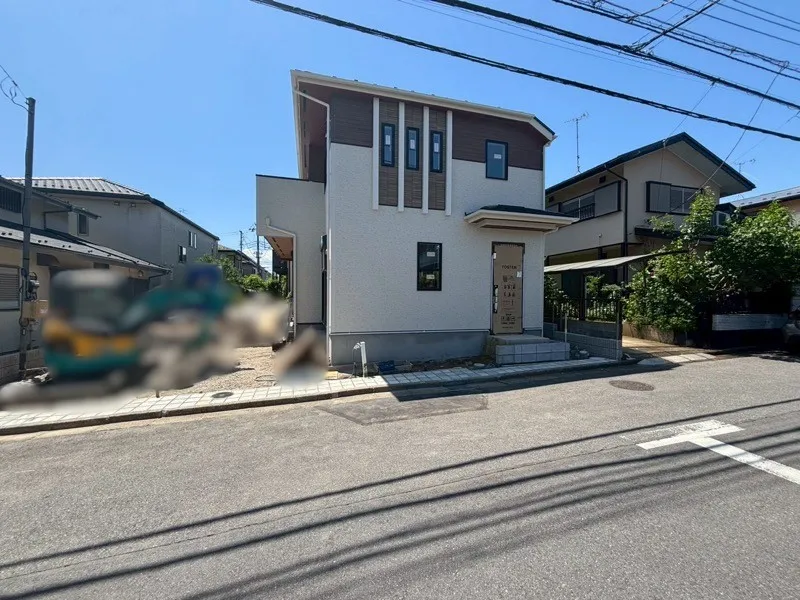 外観写真:駐車スペースとお庭は現在施工中ですが、住まい全体に調和した完成度の高い外構に仕上がります!
