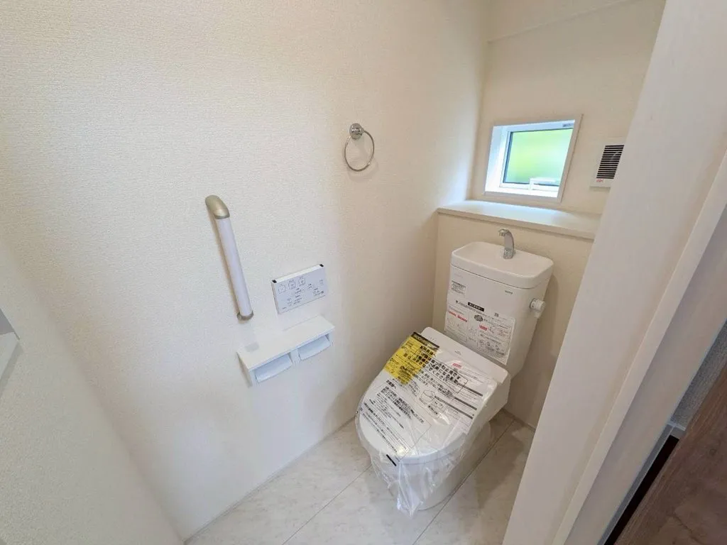 手すりもあり清潔感のあるトイレです☆