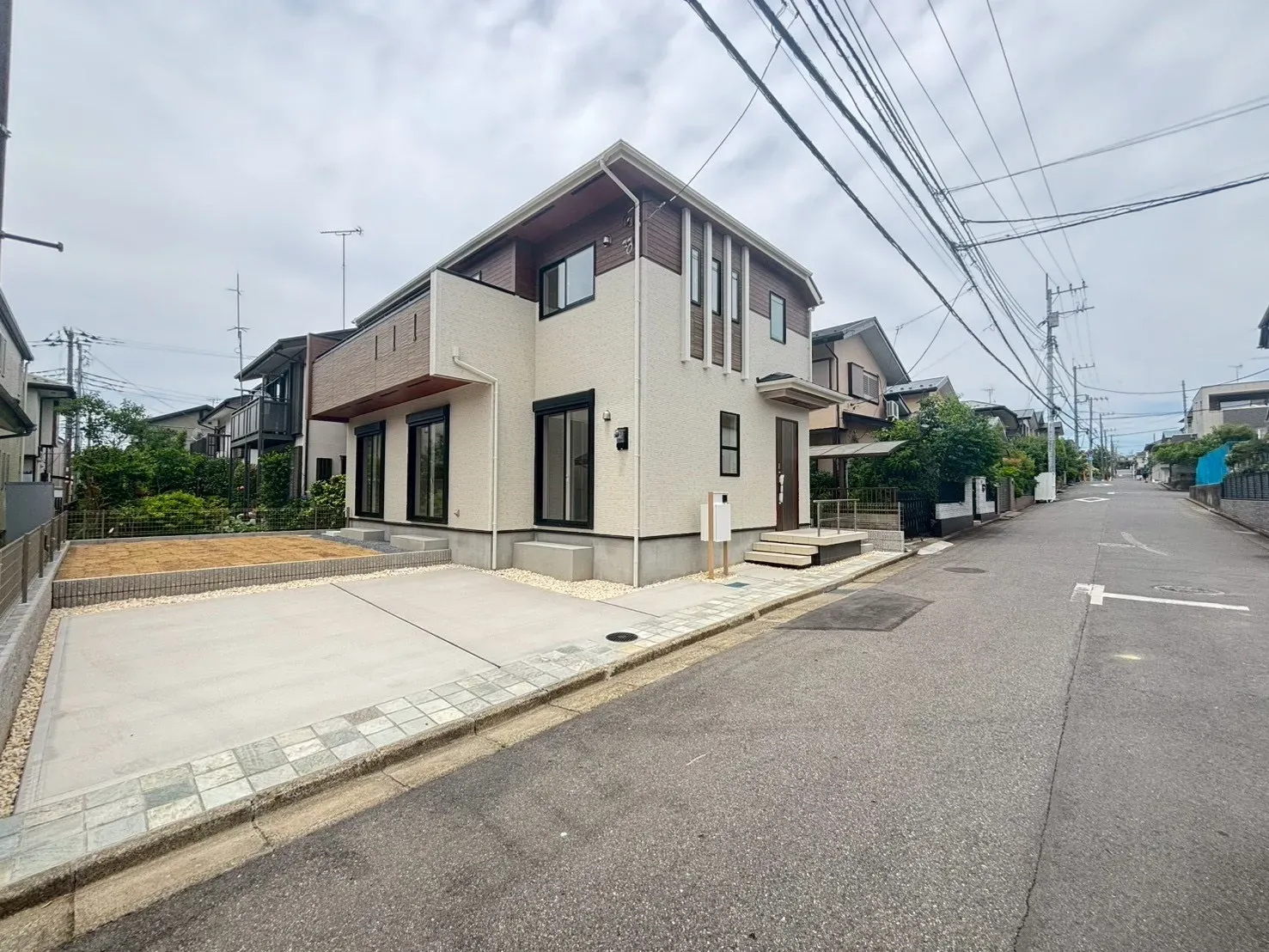 実際に見るとさらに魅力が伝わる、上品感のあるお家が完成しました☆