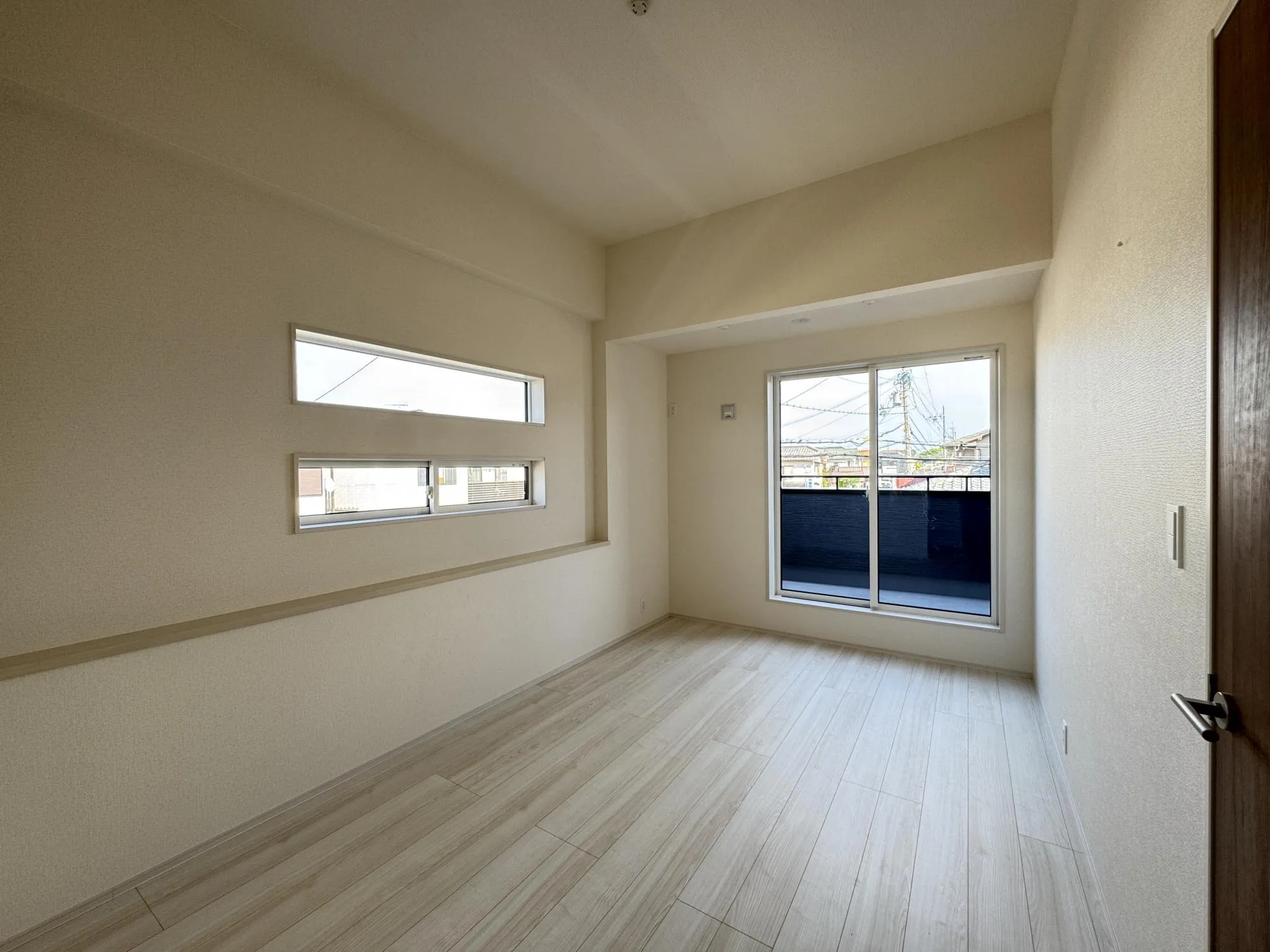【洋室7.0帖】南側の部屋でに周りに遮るものがないためとても明るいです!