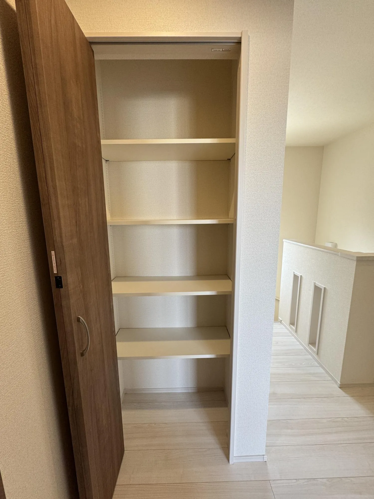 【2階収納】2階廊下に扉付きの収納があります!