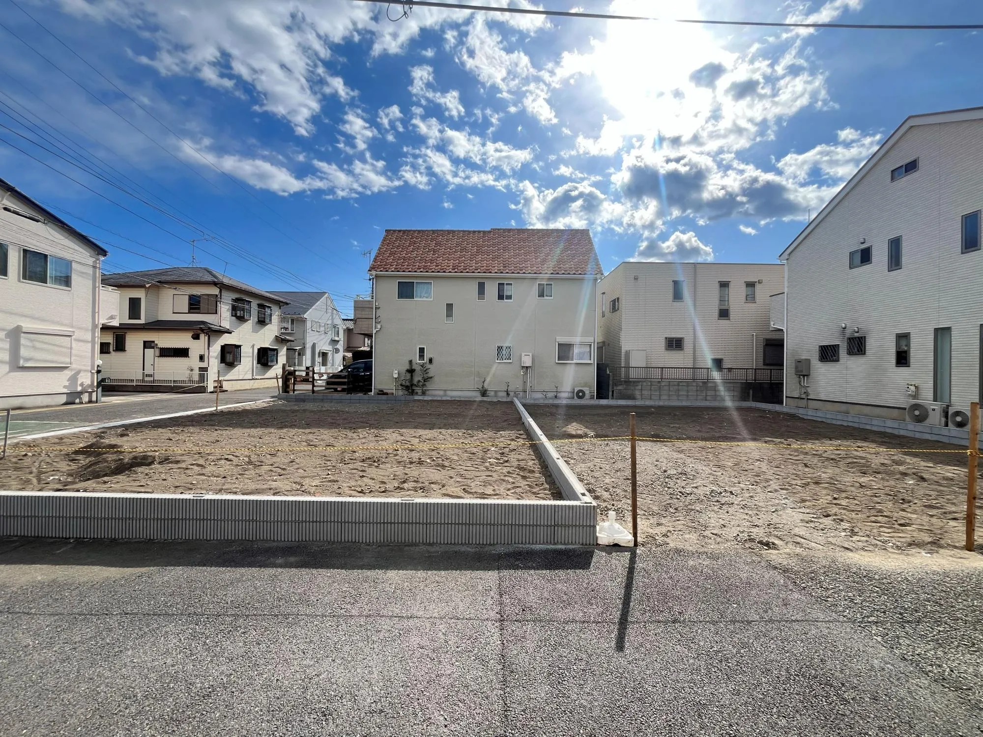 完成な住宅街に佇む2棟現場