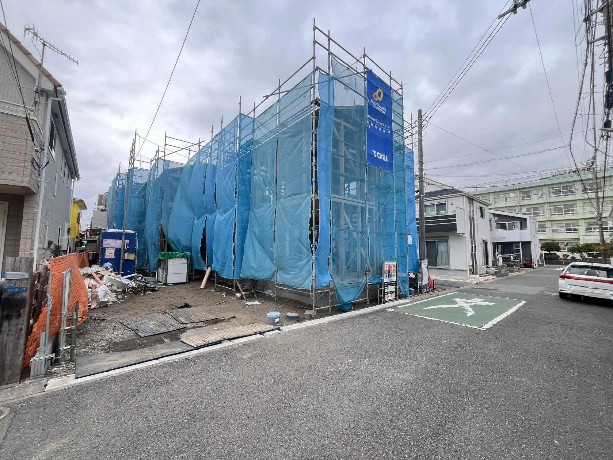 閑静な住宅街に佇む新築2棟