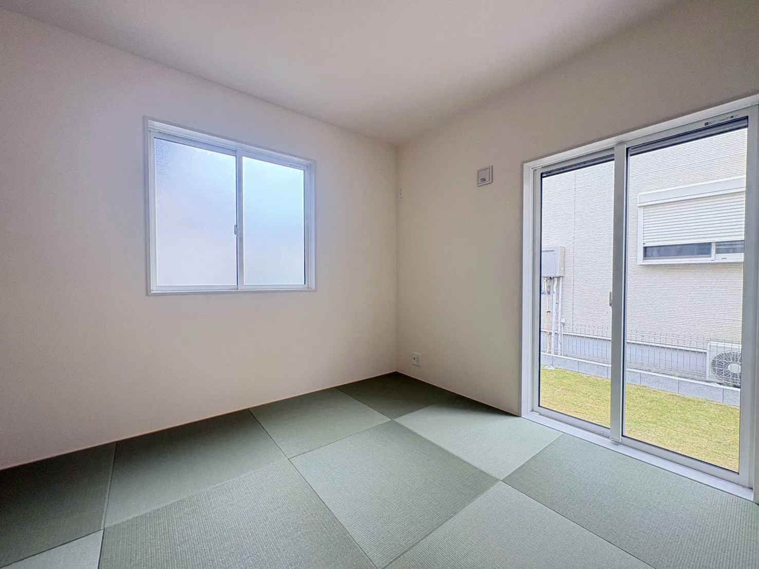 1号棟
和室は5.25帖あり、ゆったりと過ごすことが可能な空間となっております。
小さなお子様のお昼寝場所にもおススメとなっております。