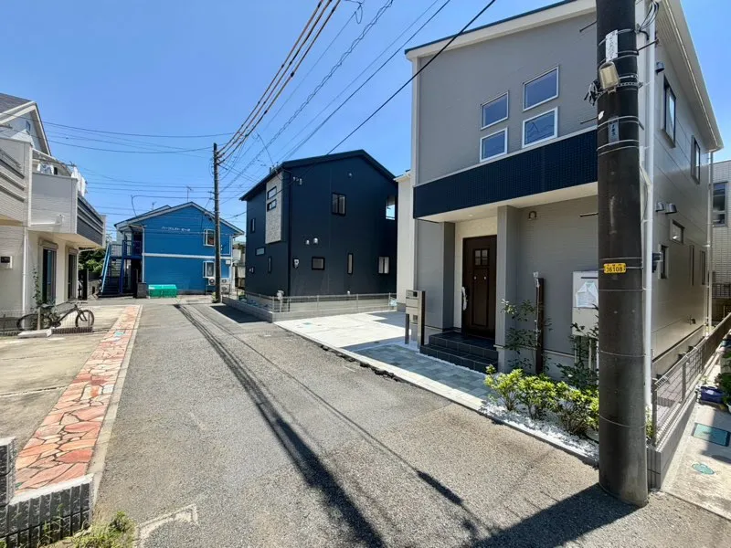 1号棟　外観写真
周辺には幼稚園・保育園がございます。小さなお子様のいるご家庭にもおススメの物件となっております。