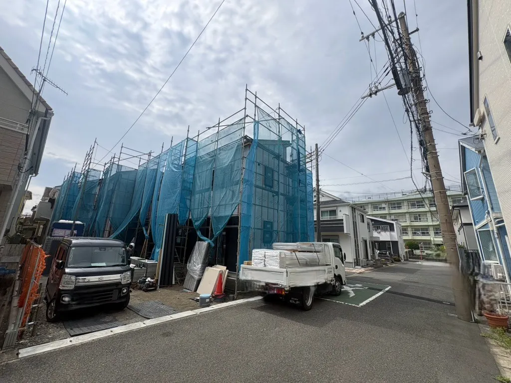 東側は広々とした道路なので駐車が苦手な方でもらくらく駐車できます。