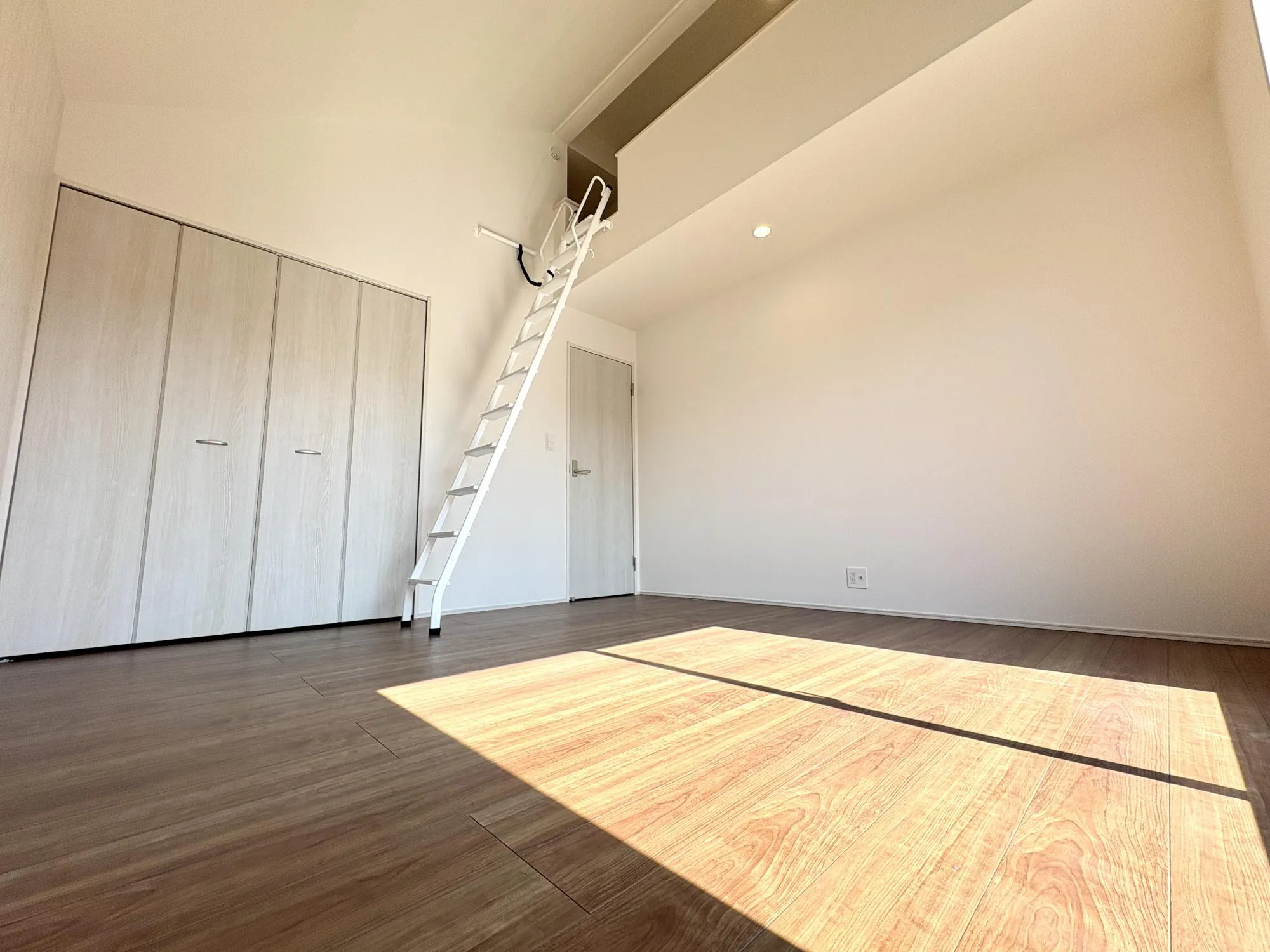 【4号棟/洋室(8.0帖)】