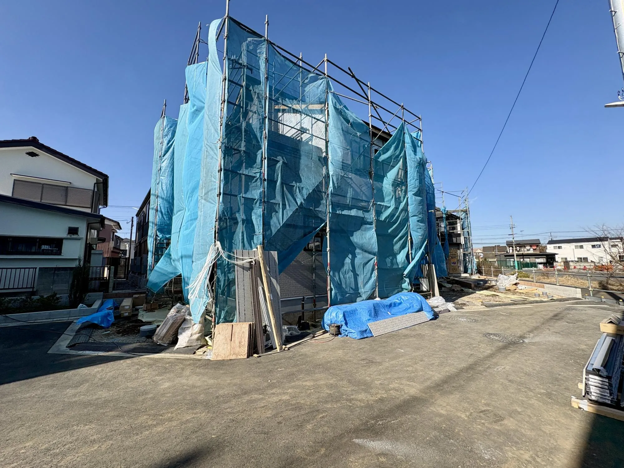 【前面道路を含む現地外観写真】