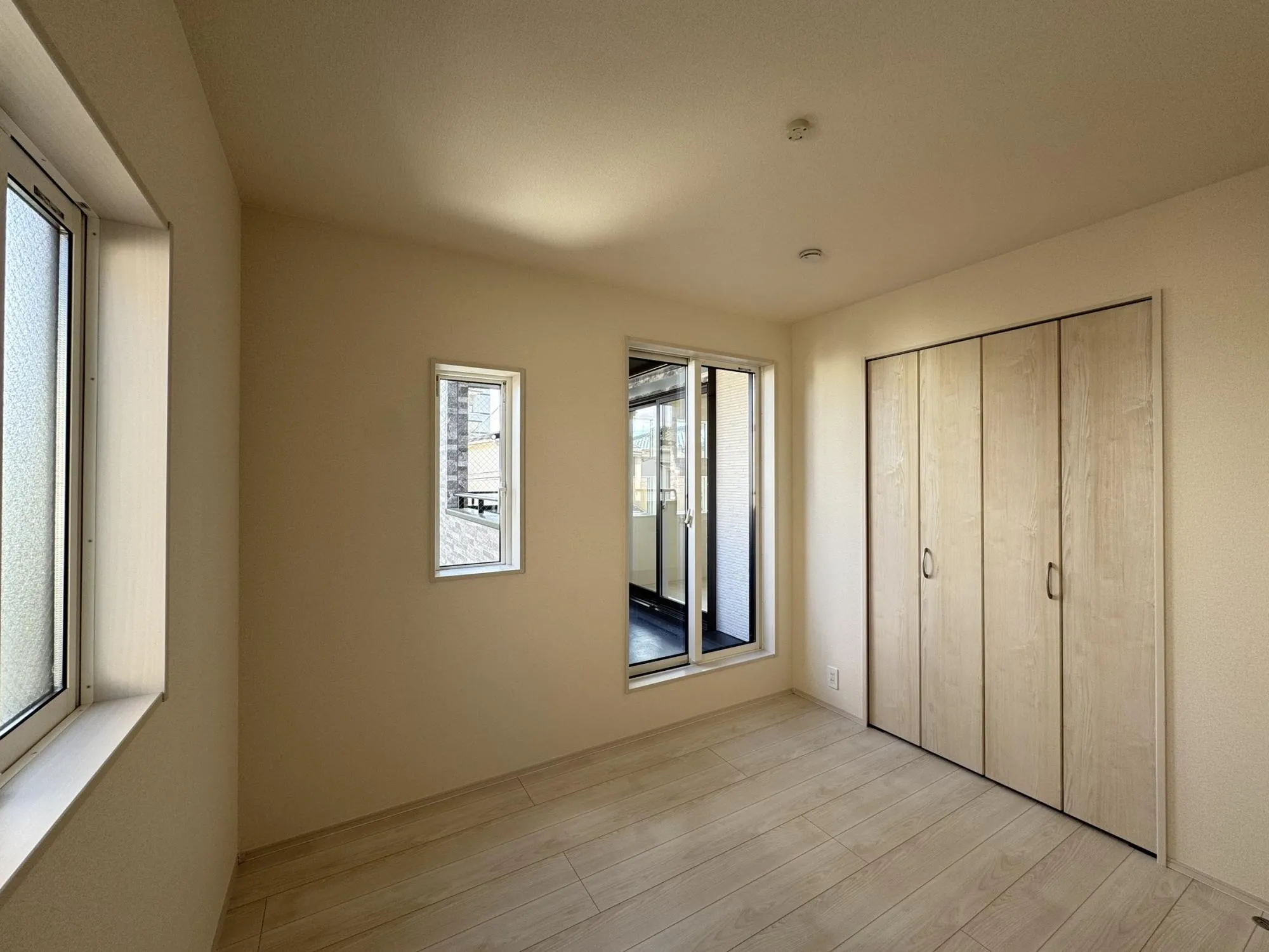 【洋室4.875帖】南向きの部屋で窓が多くあります!