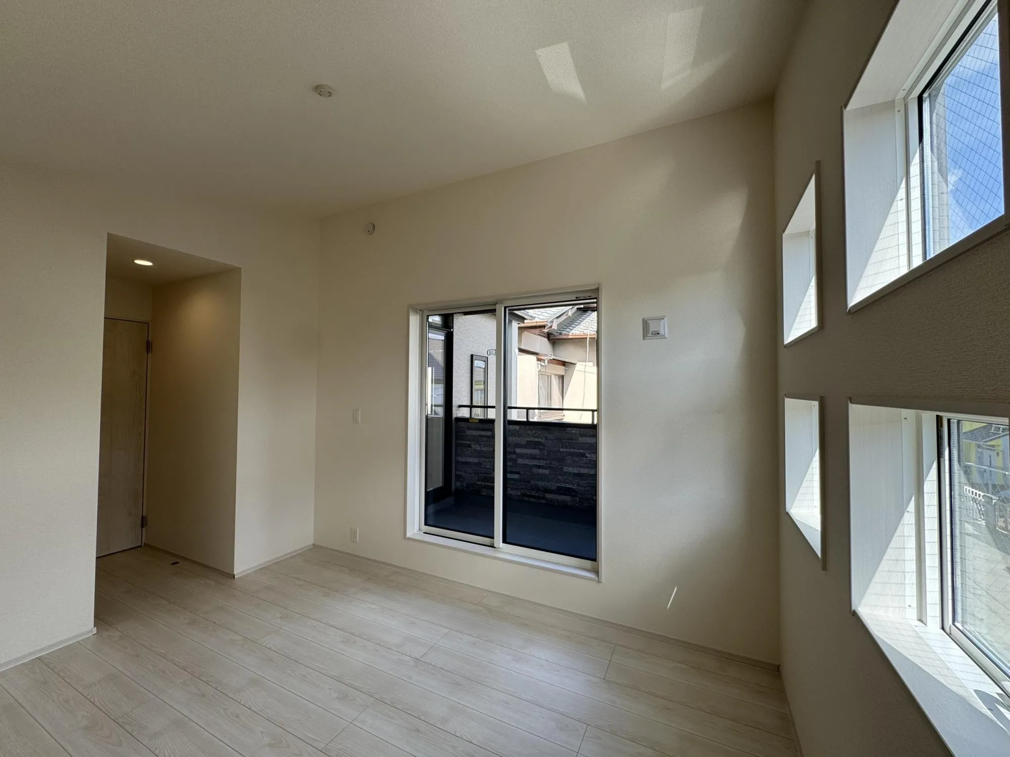 【洋室6.5帖】窓が多く、光あふれるお部屋になっています!