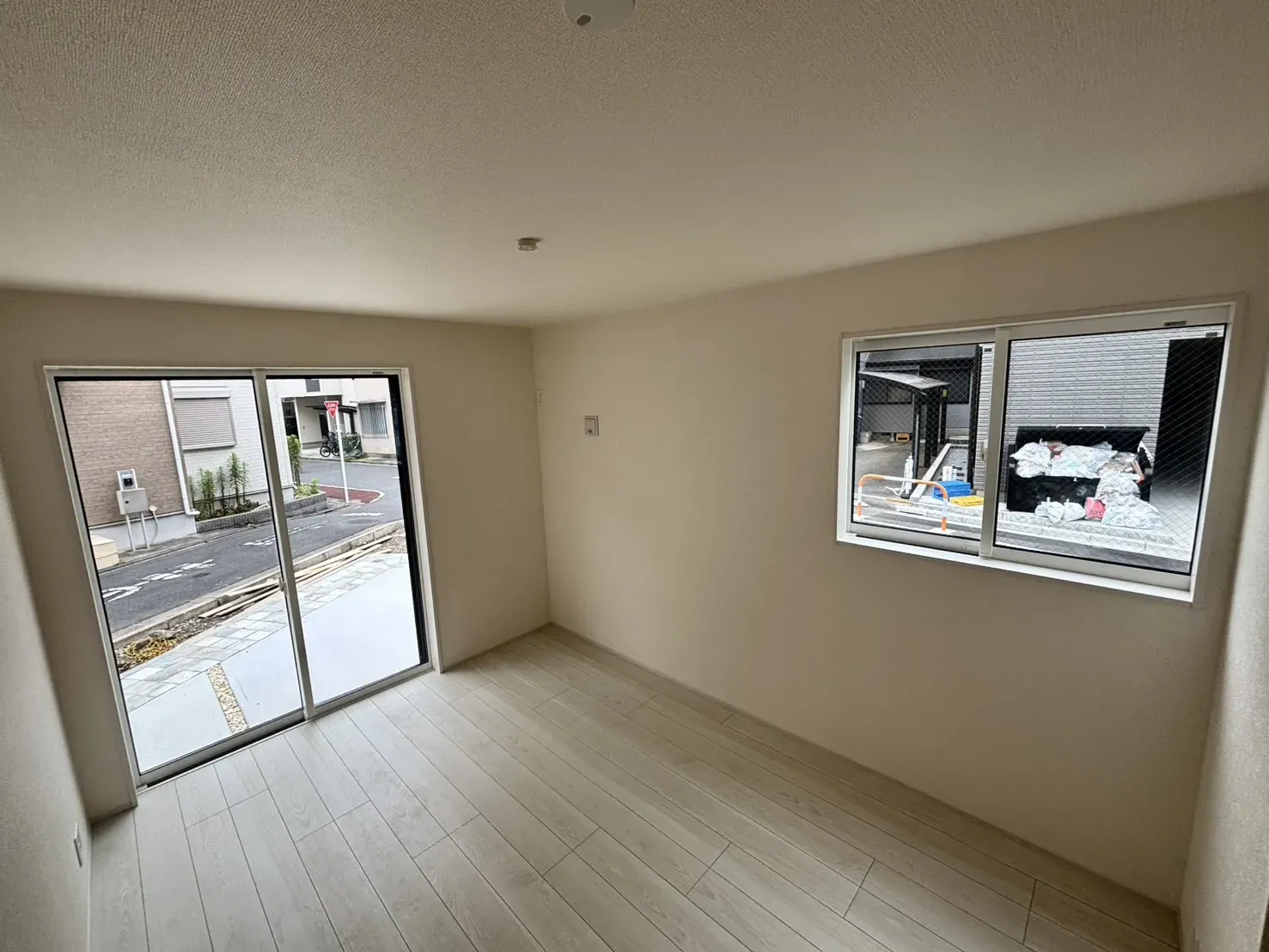 大きな窓からたっぷりと陽光が注がれる明るい空間。家族の成長に対応できる永住仕様の間取り。一日の疲れをいやしてくれる主寝室。時を忘れて過ごす場所として過ごせるお部屋。