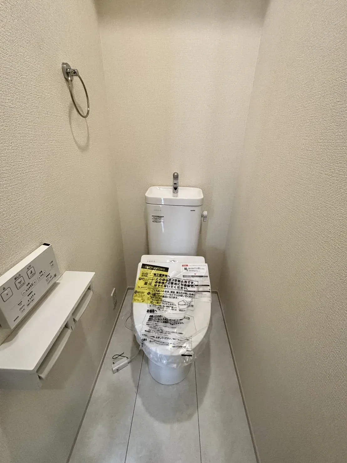 節水型でエコなトイレには、今では当たり前のウォシュレット付き。便座を温める機能もついていて、居心地良くてトイレから出られなくなるかも!換気用に換気扇はもちろん、窓も着いているので常に快適ですね♪