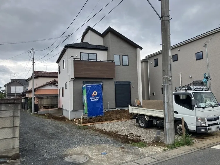 ただいま建築中の外観です!完成後は新築ならではのきれいな住まいになります☆
