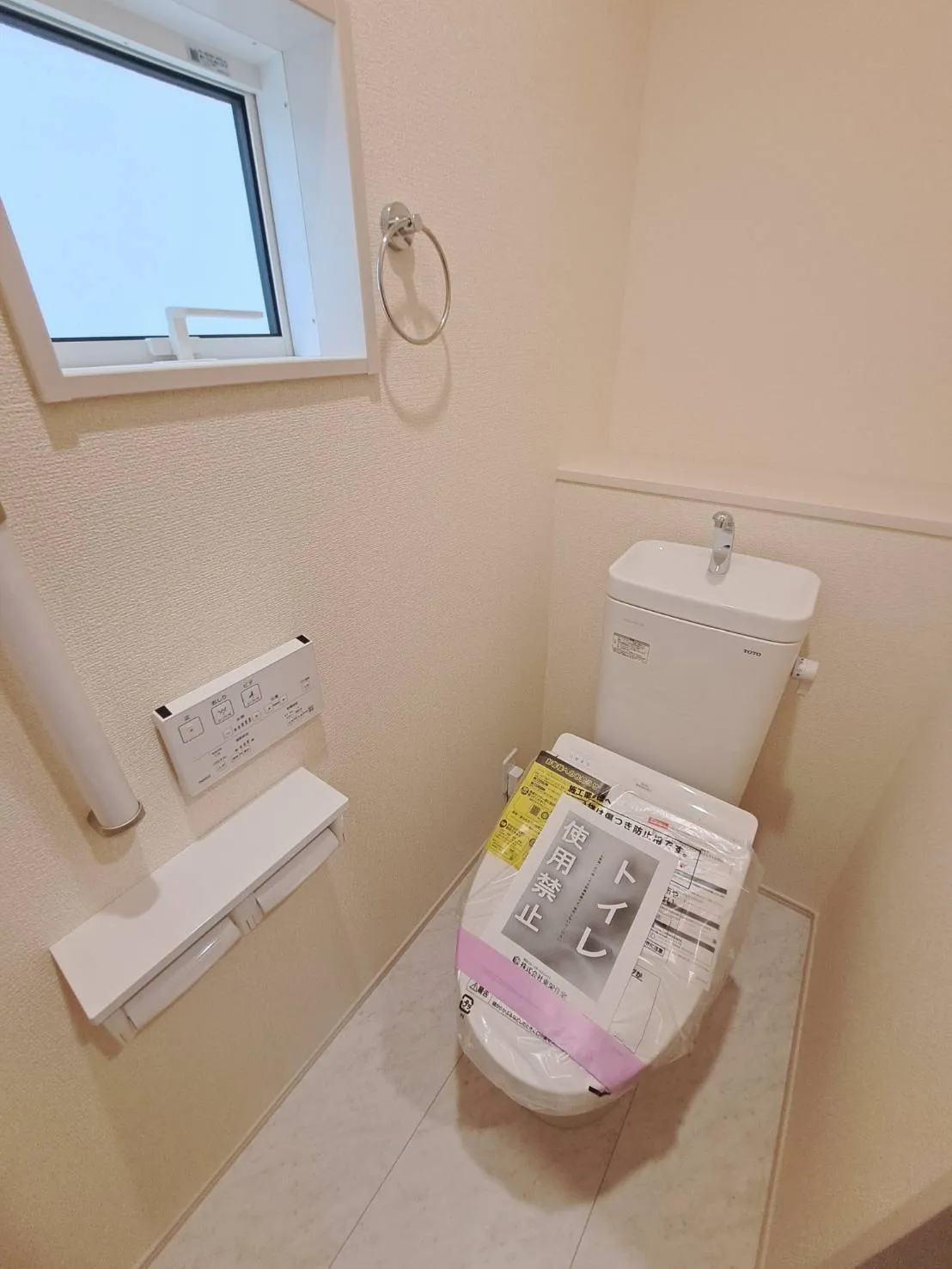 【トイレ】窓があり、風通しにも配慮された使いやすいトイレです!