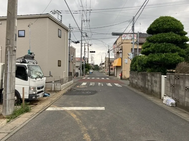 前面道路はゆとりがあり、車の運転や駐車もしやすい環境です!

