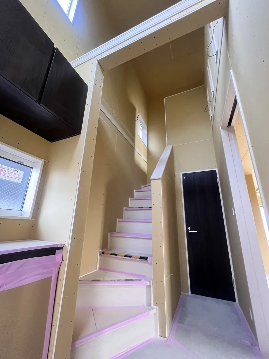 【2号棟】玄関吹き抜け(2026年3月下旬撮影)