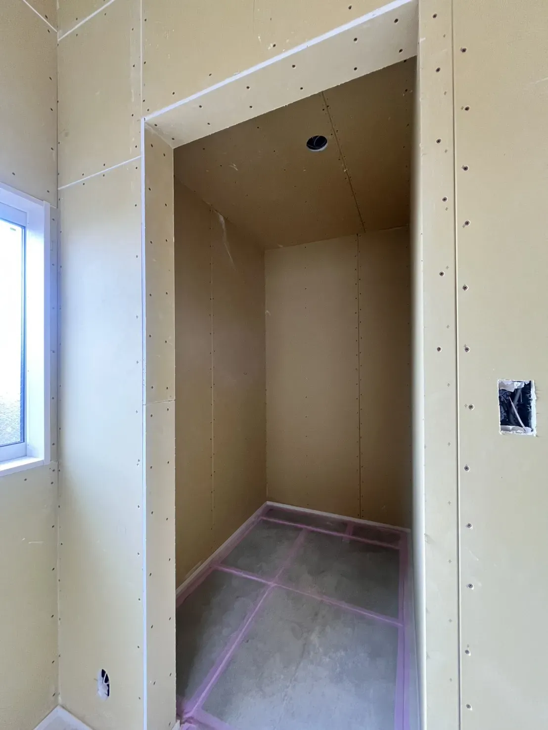 【2号棟】ファミリークローク(2026年3月下旬撮影)