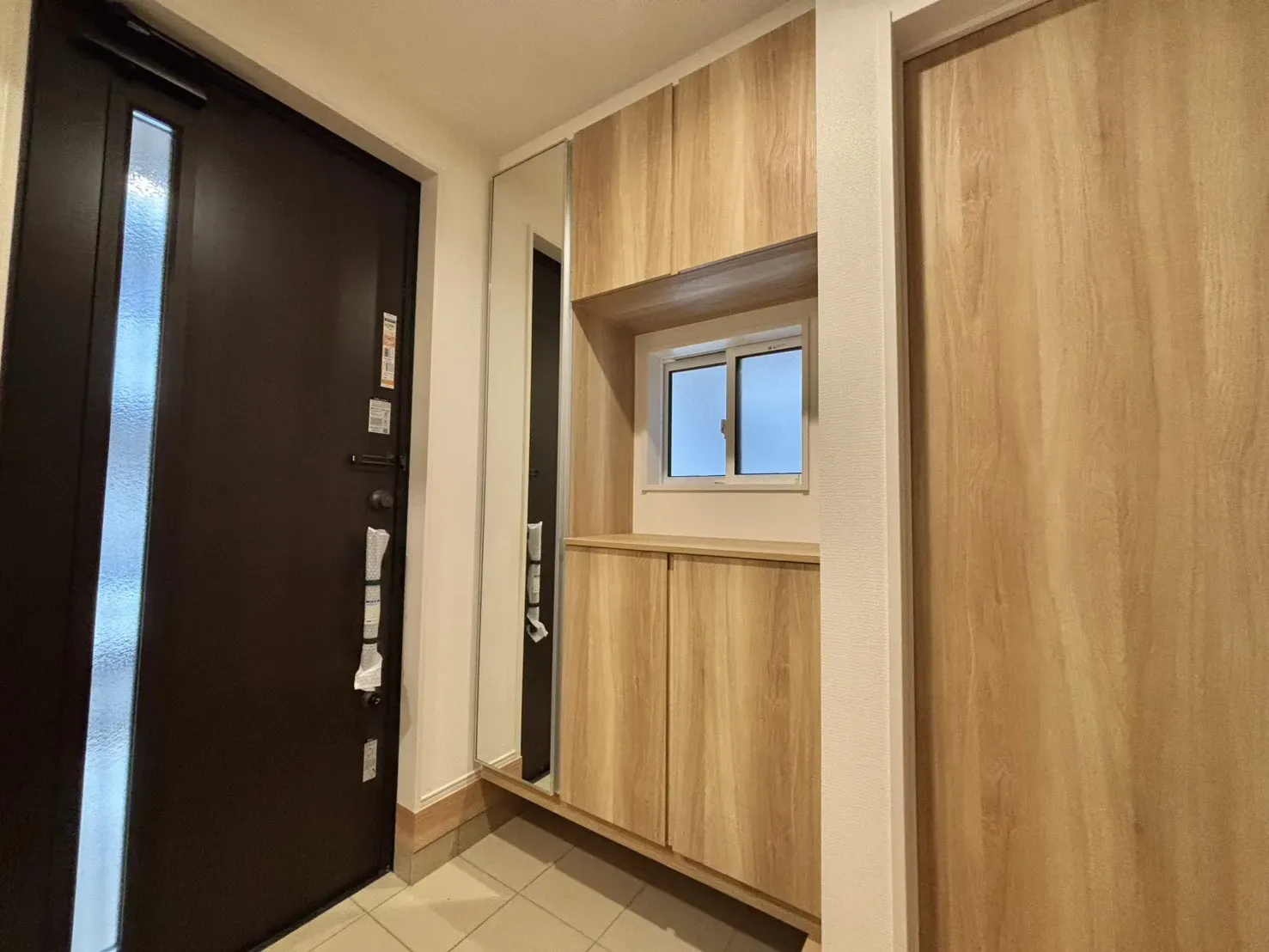 住まう人も来客も入った時にワクワクさせてくれるオシャレな玄関♪
収納もたっぷりあるので、靴がたくさんあっても安心!
土間収納があるので、ベビーカーなど収納でき、いつも玄関がスッキリして気持ちいいですね!