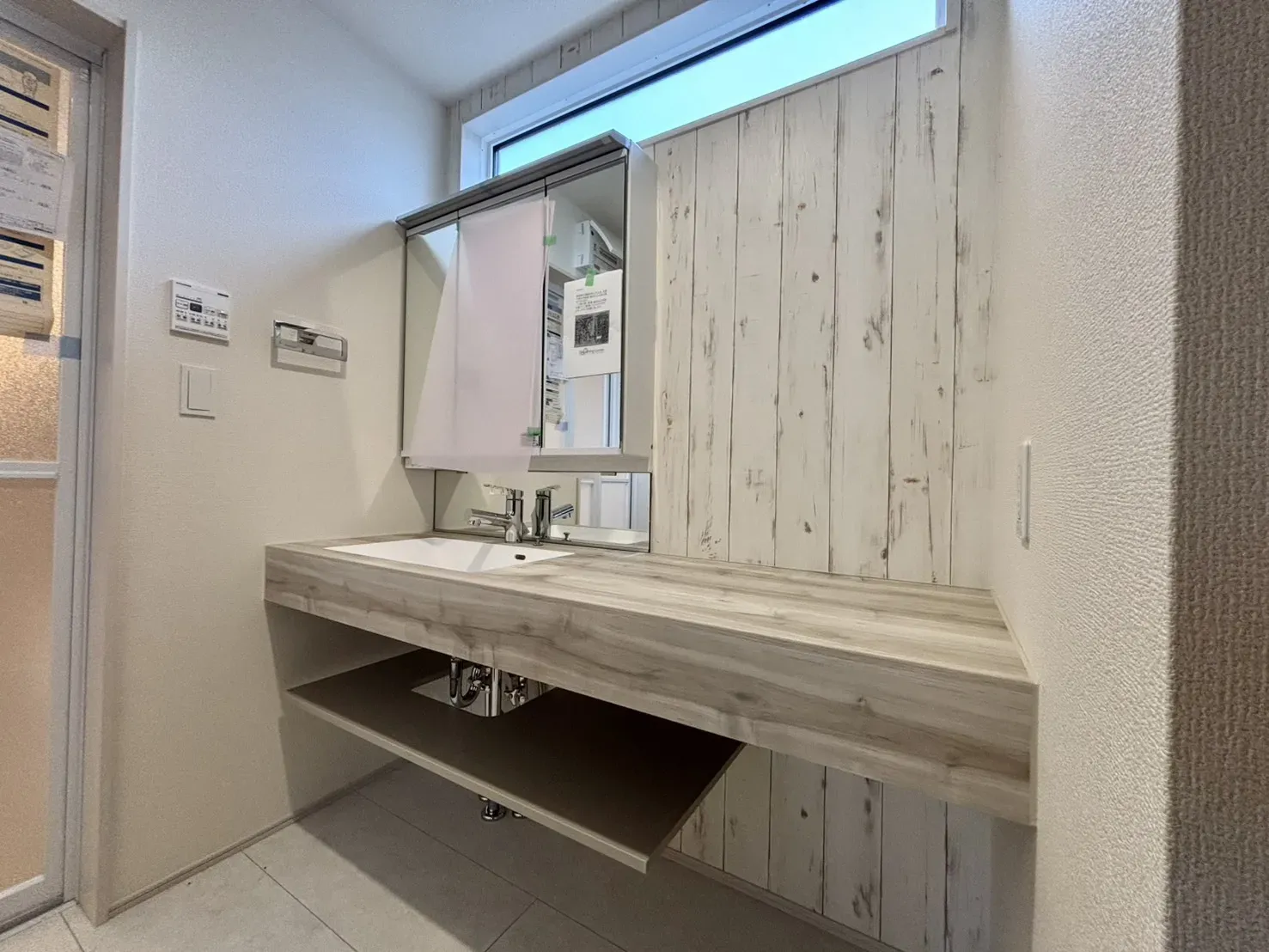 一日の始まりの朝、歯磨きをしたりメイクや髪をセットしたり・・・使いやすさが考えられた3面鏡です♪シャワー付水栓で洗面台でのシャンプーや毎日の掃除に大変便利ですね♪