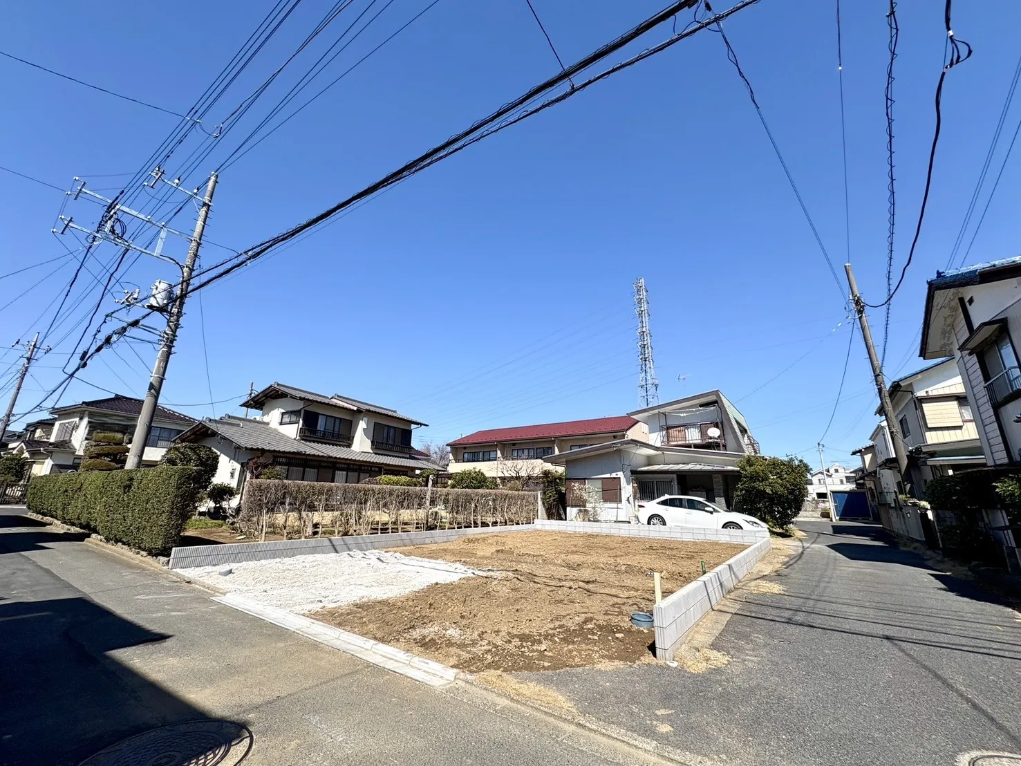 【外観写真】落ち着いた印象の外観デザインを採用。ワイドバルコニーや全居室収納付き「4(5)LDK・カースペース2台」のゆとりある間取りと充実の収納力。家族それぞれの空間を確保しながら、すっきり暮らせる住まいです。