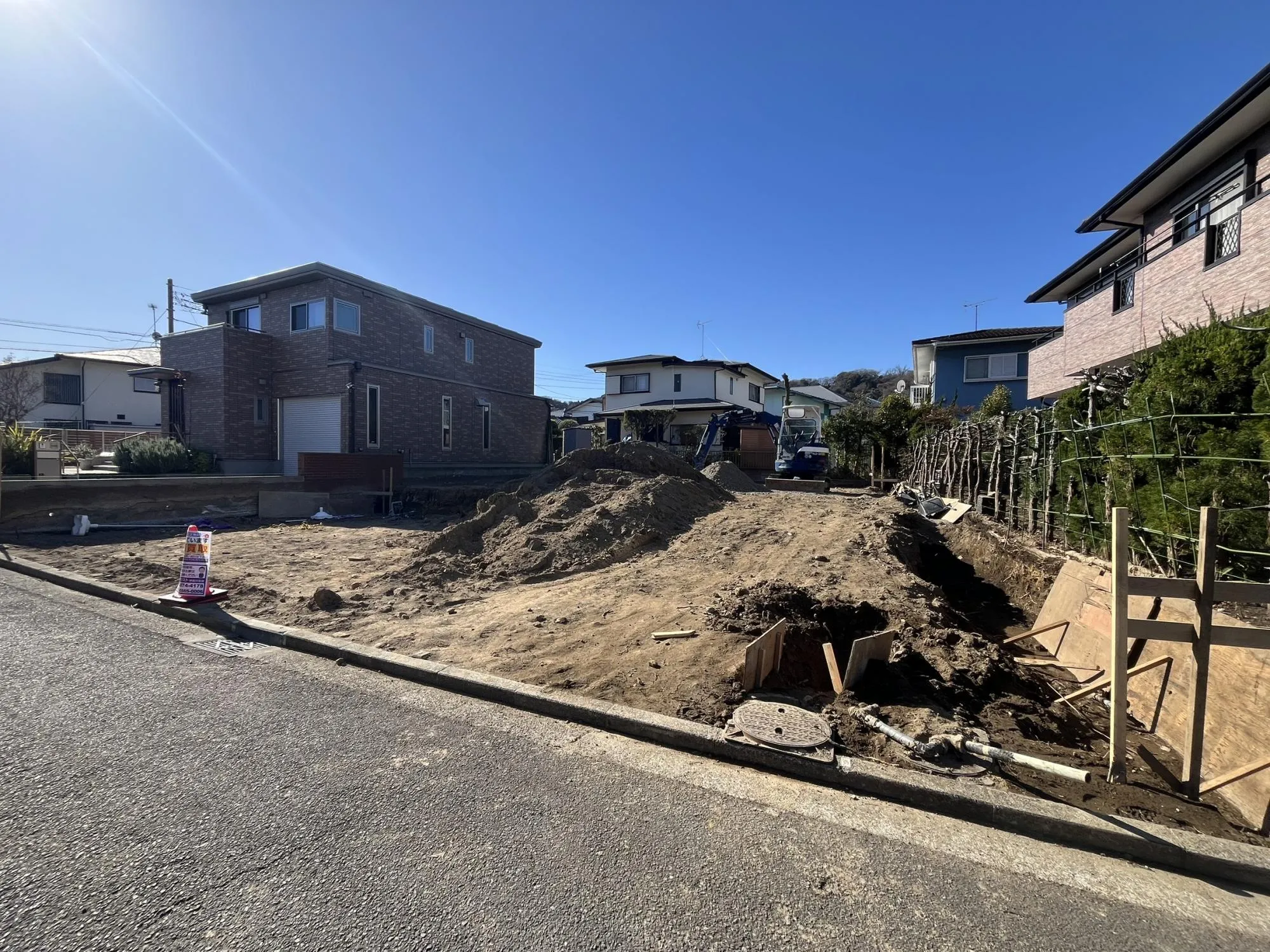 落ち着いた生活道路に面した物件。車通りが少ないため、小さなお子様がいるご家庭にも安心。駐車もスムーズに行えます。