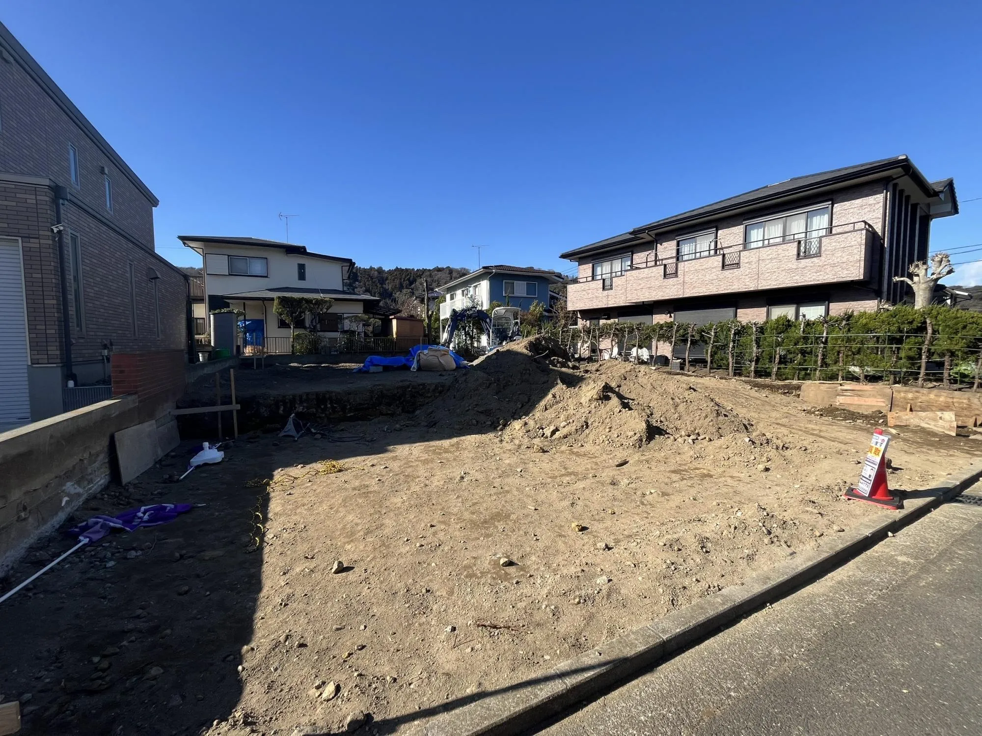 前面道路は交通量が少ない落ち着いた生活道路。車の出し入れもスムーズに行えるゆとりあるスペースを確保しています。
静かな環境で、快適な暮らしを実現できる立地です。