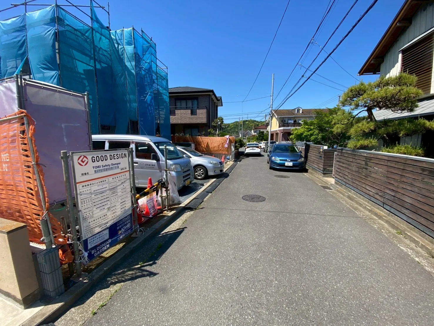 前面道路は交通量が少ない落ち着いた生活道路。車の出し入れもスムーズに行えるゆとりあるスペースを確保しています。
静かな環境で、快適な暮らしを実現できる立地です。