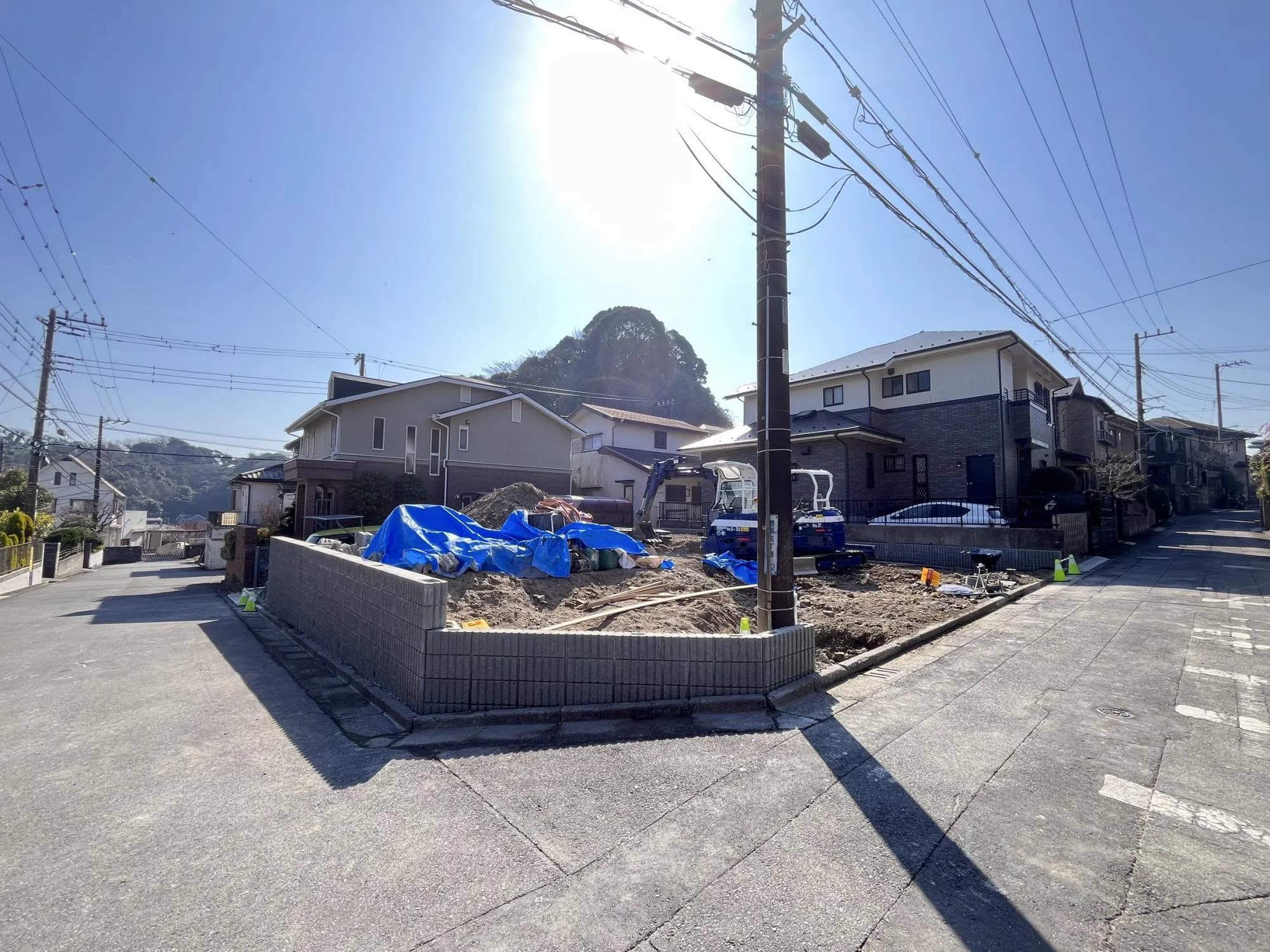 開放的な6m×4mの角地道路が、邸宅の存在感を一層引き立てます。
敷地を贅沢に使った3台駐車可能なカースペースは、家族のライフスタイルに柔軟に対応。
明るさと利便性を兼ね備えた、ワンランク上の住まいです。