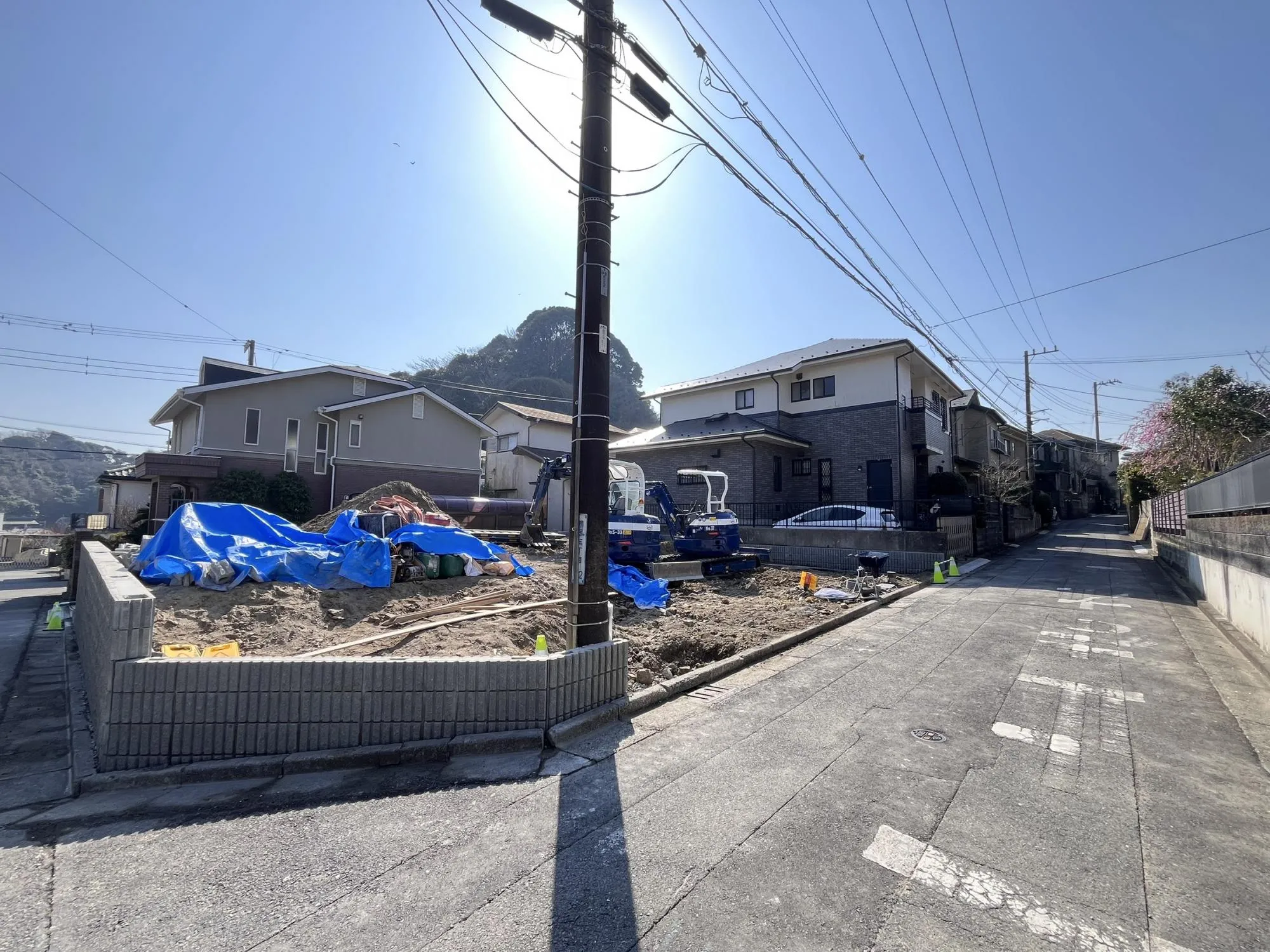 開放感ある北西角地。前面6m・4m道路&駐車3台OK。