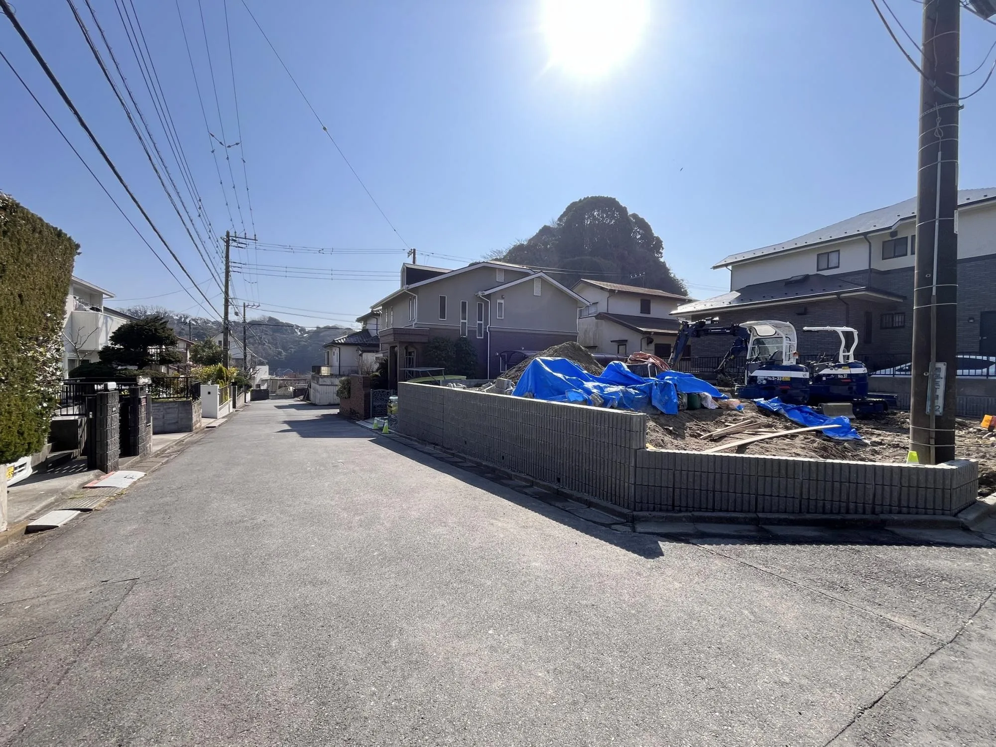 周辺は居住者のみの利用のため交通量が少なく、車の出入りもスムーズに行えます。静けさと安心を両立した住まい。