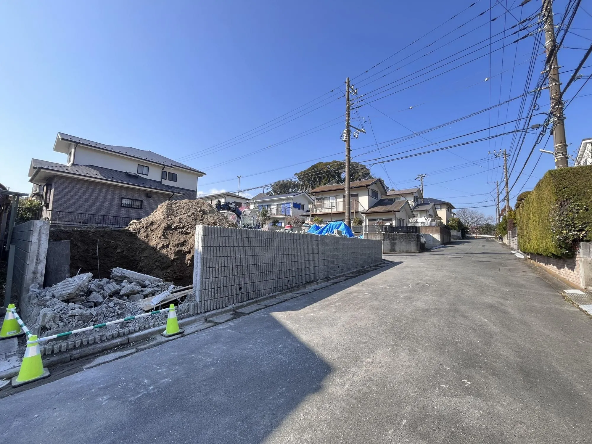 落ち着いた生活道路に面した物件。車通りが少ないため、小さなお子様がいるご家庭にも安心。駐車もスムーズに行えます。