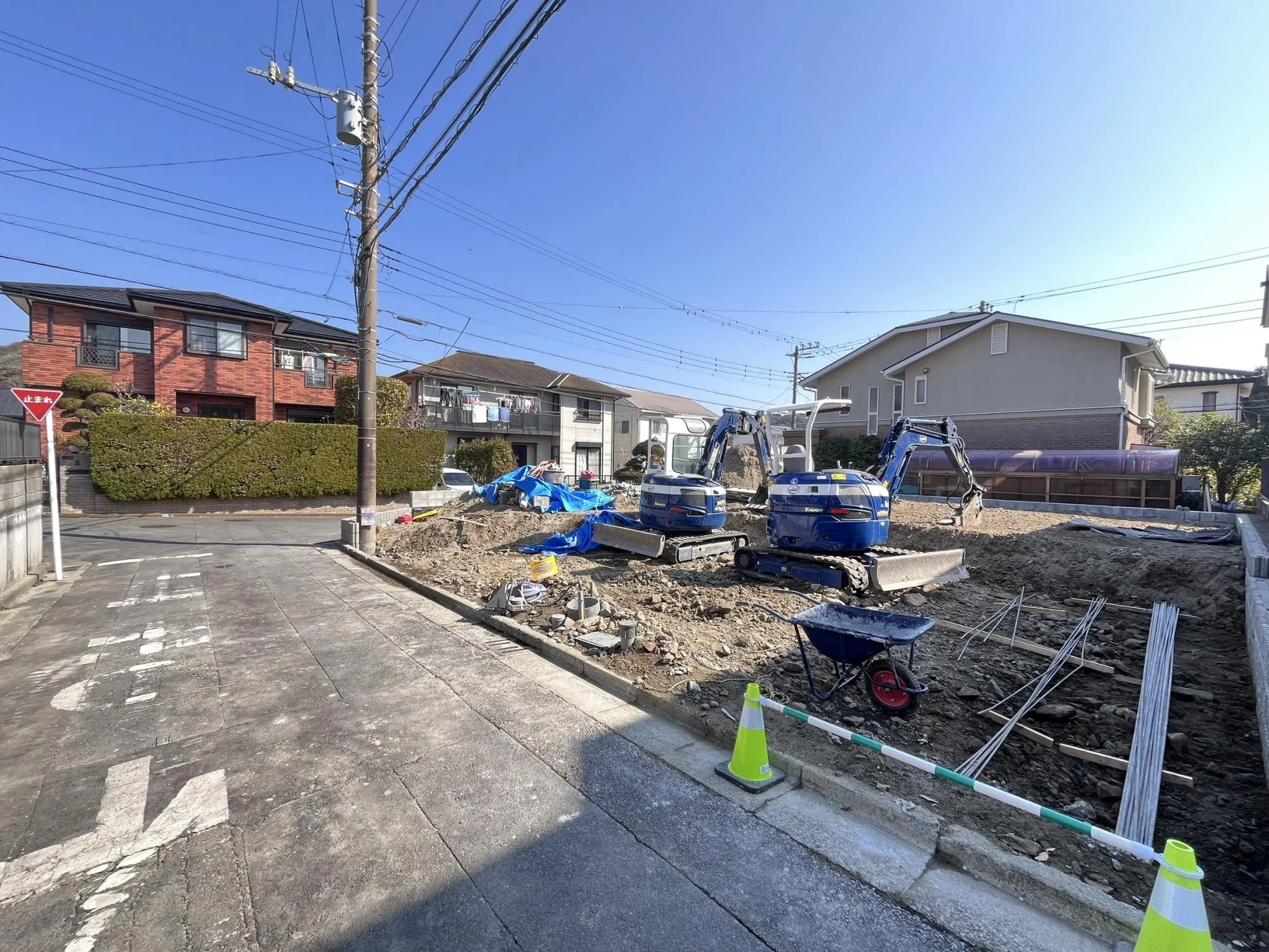 カースペース3台確保で、ご家族の多い方や来客時も安心。
毎日の暮らしに“ゆとり”と“快適さ”をもたらす住環境です。