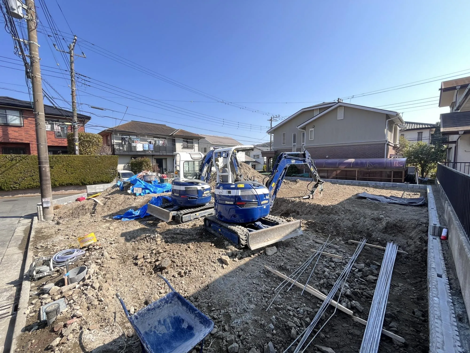 \北西角地 前面道路6m・4mの開放感!/
陽光に包まれる明るい住まい。
前面道路が広く、車の出し入れもスムーズです。