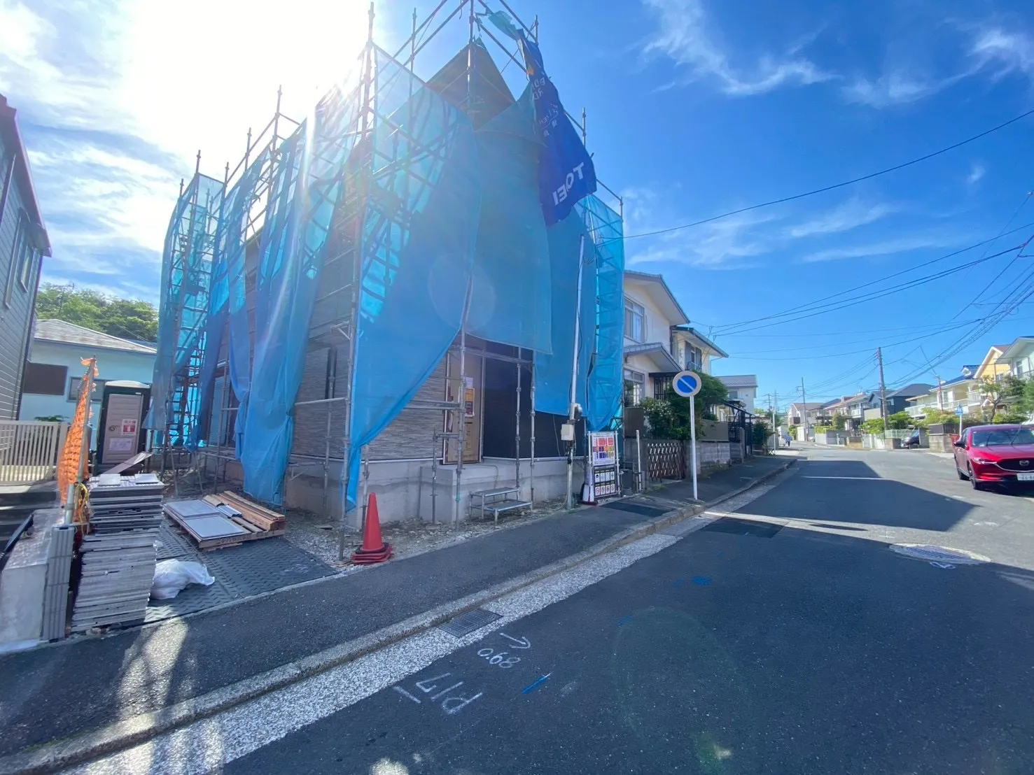 周辺は居住者のみの利用のため交通量が少なく、車の出入りもスムーズに行えます。静けさと安心を両立した住まい。