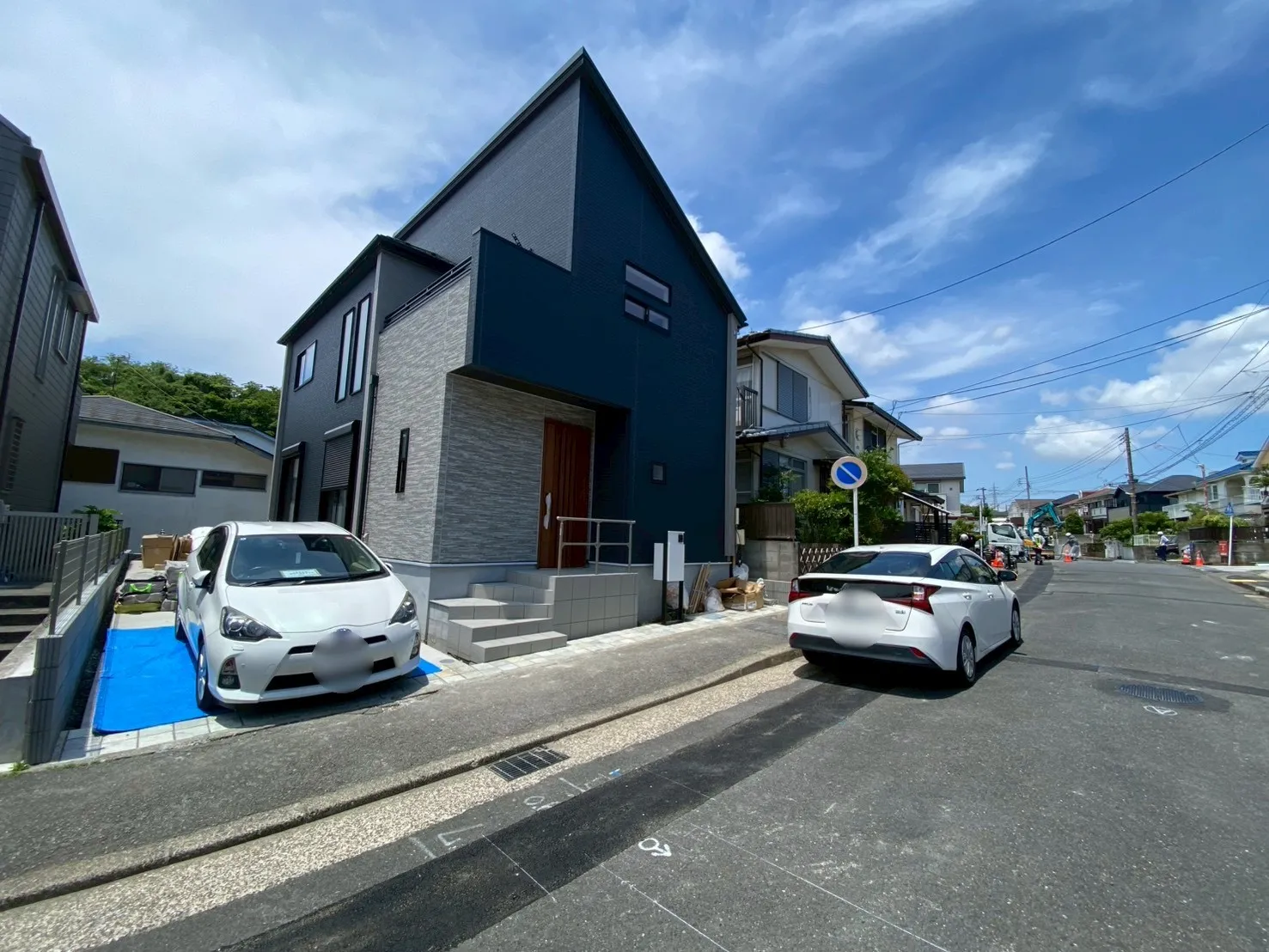 周辺は居住者のみの利用のため交通量が少なく、車の出入りもスムーズに行えます。静けさと安心を両立した住まい。